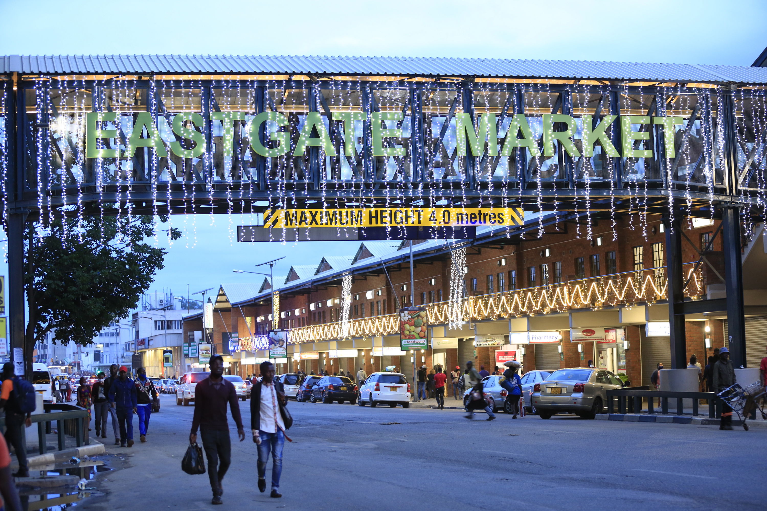Decoraciones navideñas en un puente que cruza en Harare, Zimbabwe.