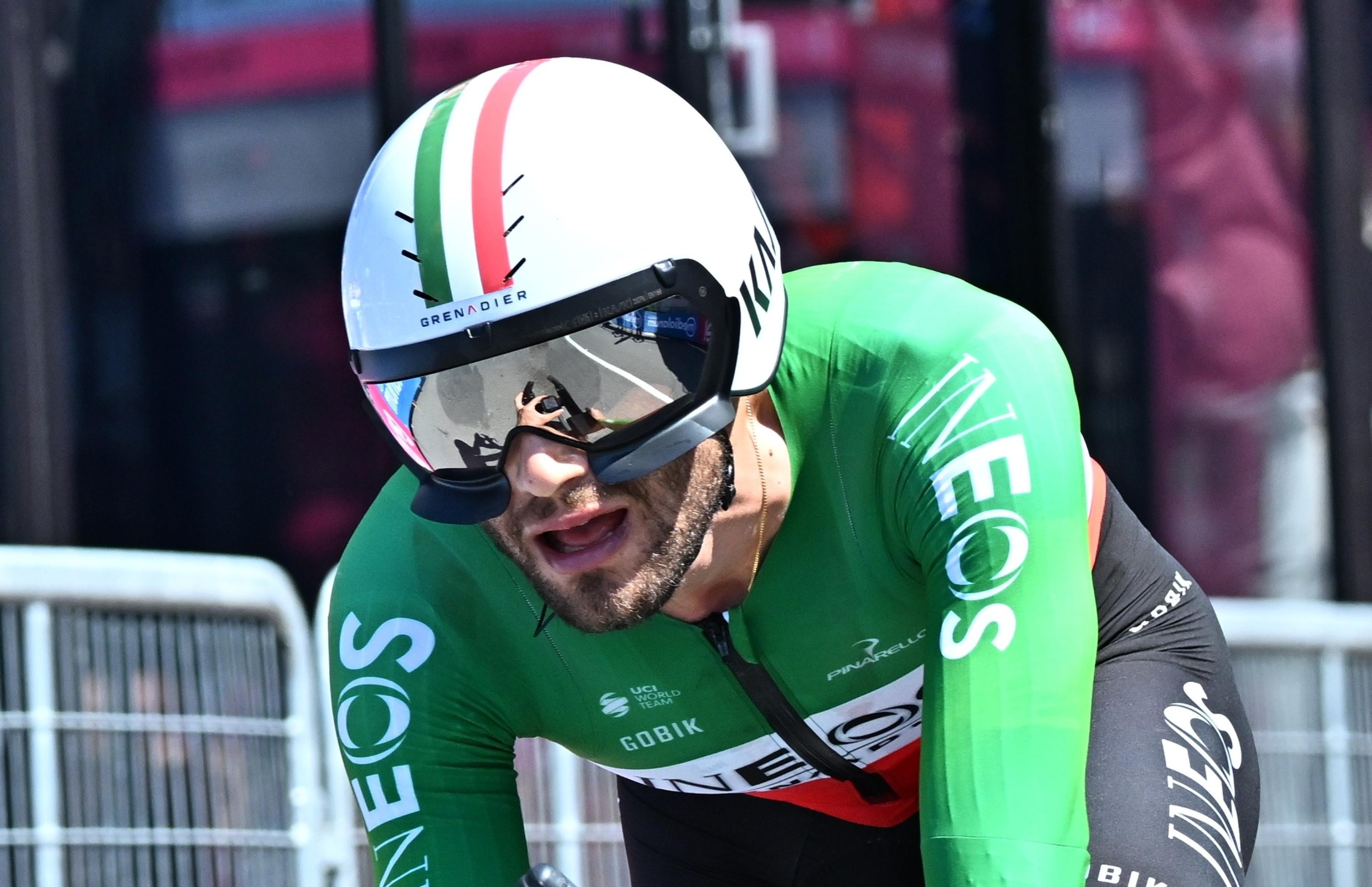 Desenzano Del Garda (Italy), 18/05/2024.- Italian rider Filippo Ganna of Ineos Grenadiers team approaches the finish line of the 14th stage of the Giro d'Italia 2024, an individual time trial (ITT) over 31.2 km from Castiglione delle Stiviere to Desenzano del Garda, Italy, 18 May 2024 (Ciclismo, Italia) EFE/EPA/LUCA ZENNARO