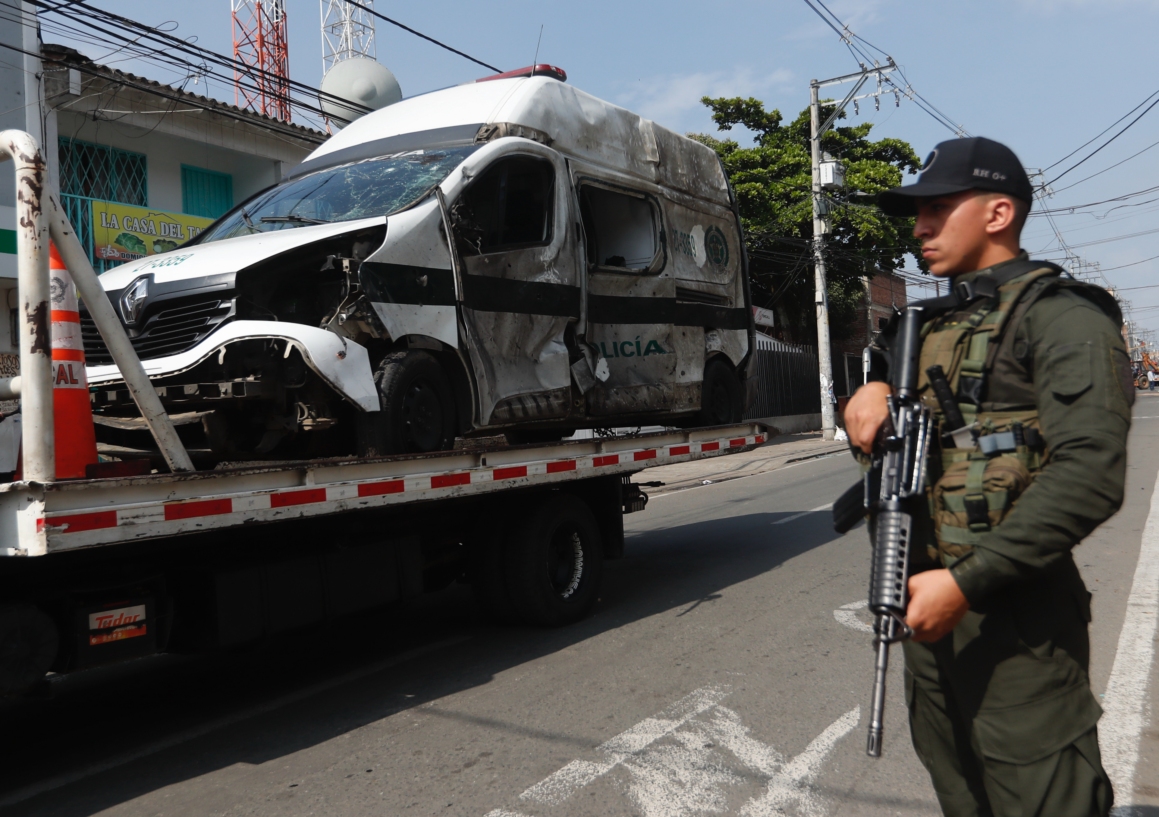 AME3476. JAMUNDÍ (COLOMBIA), 12/06/2024.- Un policía custodia al paso de un carro de policía afectado por una explosión este miércoles en Jamundí (Colombia). Un civil muerto y al menos dos policías heridos dejaron este miércoles tres ataques en los municipios colombianos de Jamundí, aledaño a Cali, y en Cajibío, en el convulso departamento del Cauca (suroeste), zonas donde opera la principal disidencia de las antiguas FARC. EFE/Ernesto Guzmán Jr.