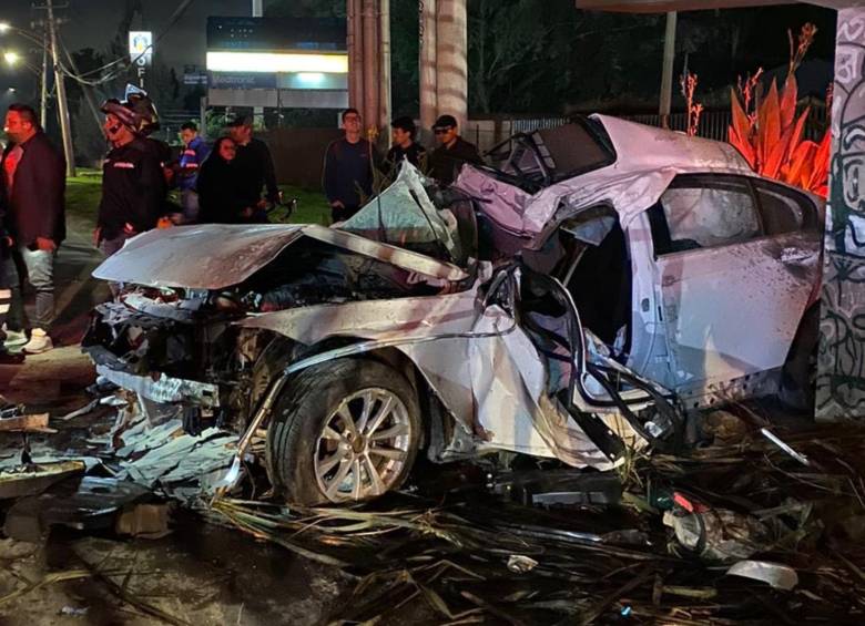 Lujoso BMW, que iría en exceso de velocidad, estrelló gravemente a una familia