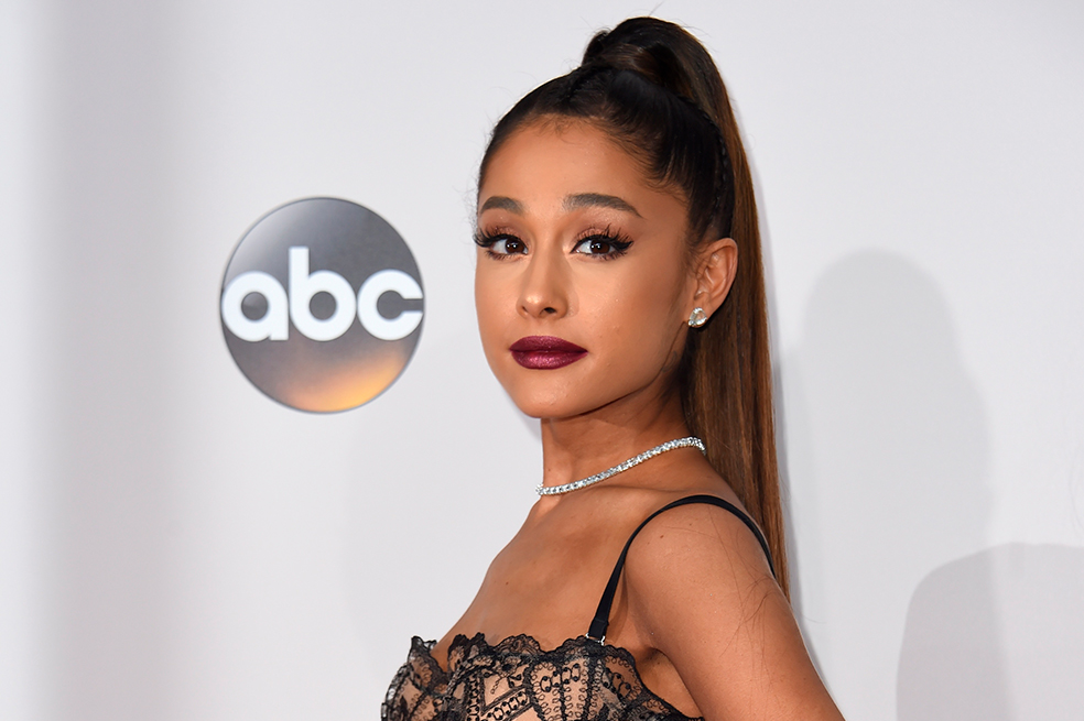Ariana Grande anuncia su compromiso con Dalton Gómez