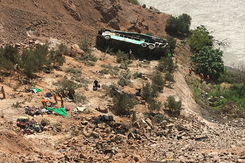 Al menos 36 muertos deja caída de autobús a un abismo en Perú
