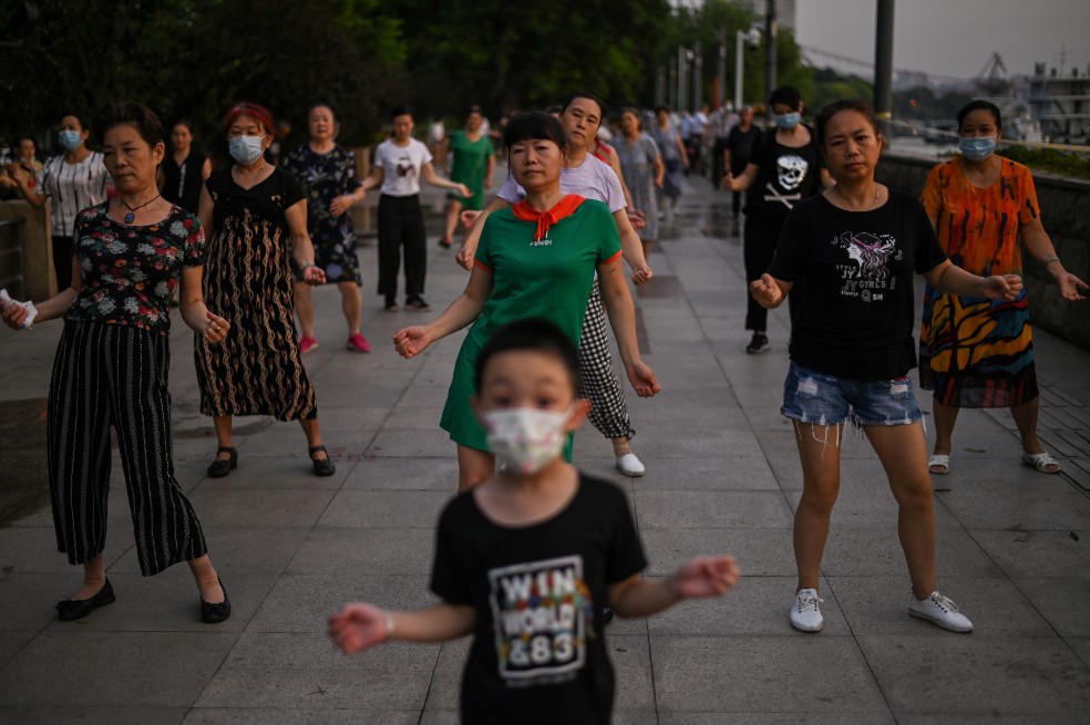 Jóvenes bailando en una fiesta tecno, puestos de comida abarrotados y embotellamientos por todas partes: es el paisaje de Wuhan (centro) que ya no tiene nada que ver con la atmósfera de ciudad fantasma que vivieron las costas del Yangtsé desde el 23 de enero.