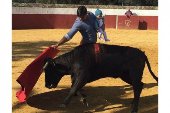 Hijo de ‘Paquirri’, en líos judiciales por foto en la que expone a su bebé ante vaquilla