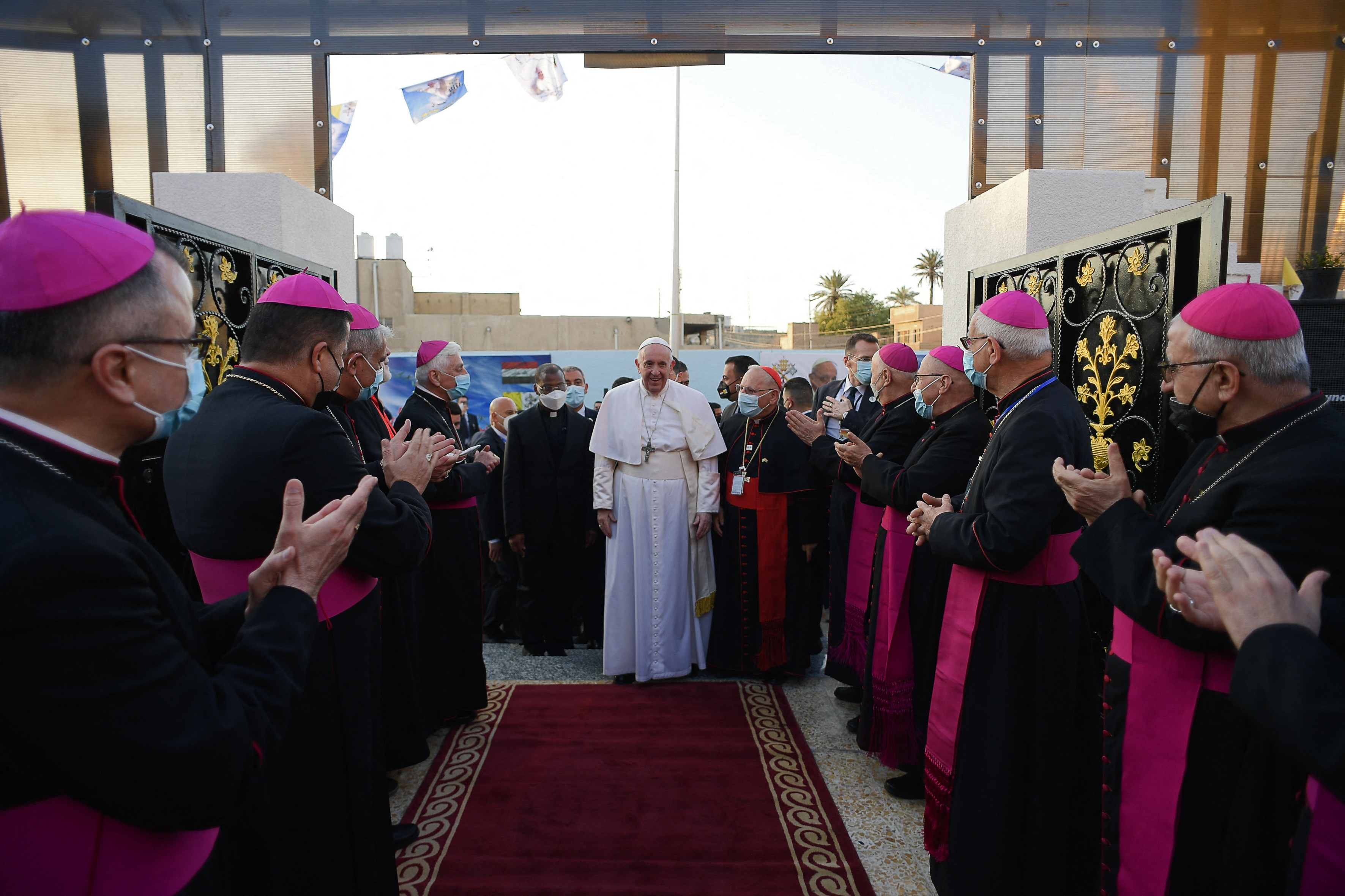El papa Francisco celebró hoy la primera misa de un papa con el rito oriental caldeo en la Iglesia de San José de la capital iraquí, ante cerca 180 fieles y en una ceremonia en la que se usó el árabe, el arameo, el kurdo y el turcomano, además del italiano.