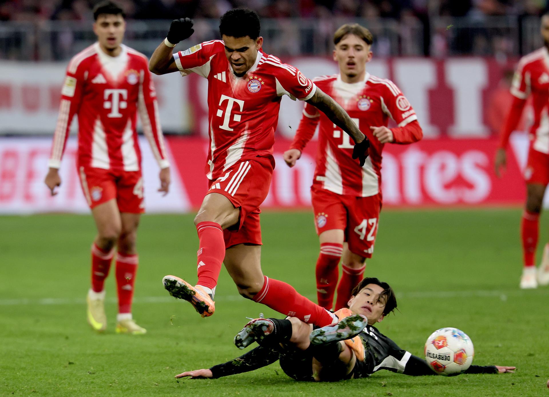 Bayern Múnich remontó y goleó 6-2 a Friburgo para seguir líder de la Bundesliga: video