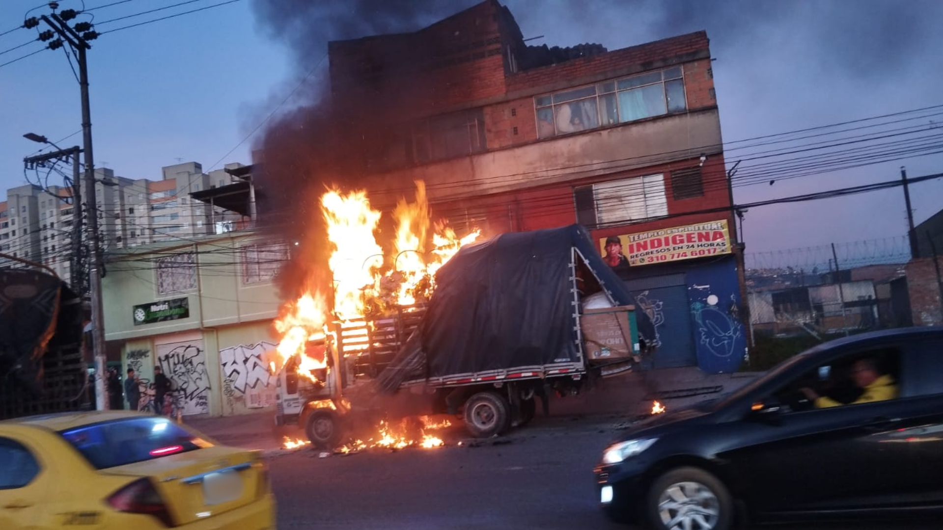 Bomberos investigan las causas de camión que terminó incendiado en Ciudad Bolívar