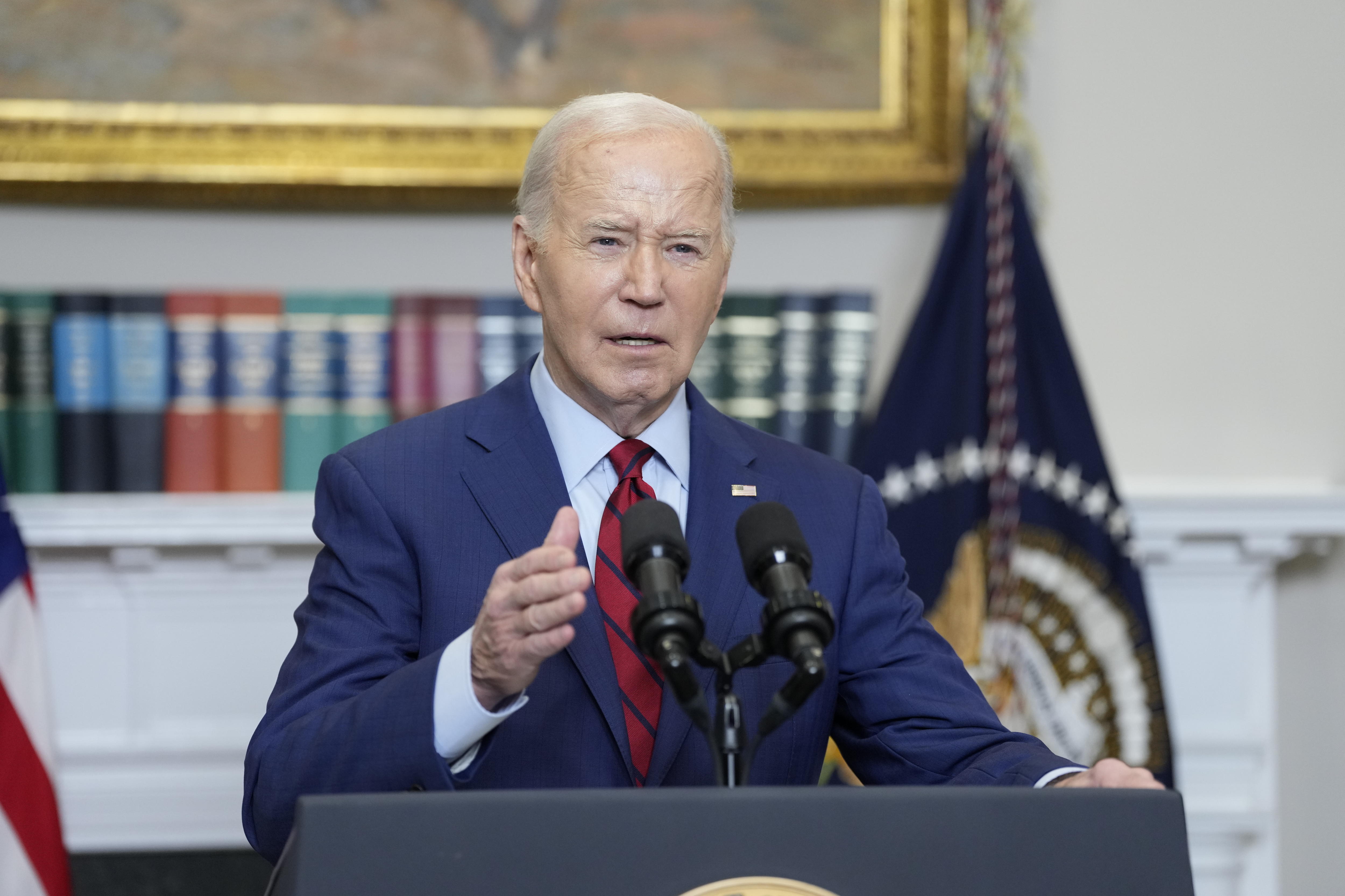 Washington (United States Of America), 01/04/2024.- US President Joe Biden makes a statement on the campus unrest, in the Roosevelt Room of the White House in Washington, DC, USA, 02 May 2024. In his remarks, the president stated that racism and anti-semitism have no place in America. Nationwide protests have sprung up across the country on school campuses, many calling for institutions to divest investments in Israel and in support of a ceasefire in the Gaza conflict. (Protestas) EFE/EPA/CHRIS KLEPONIS / POOL