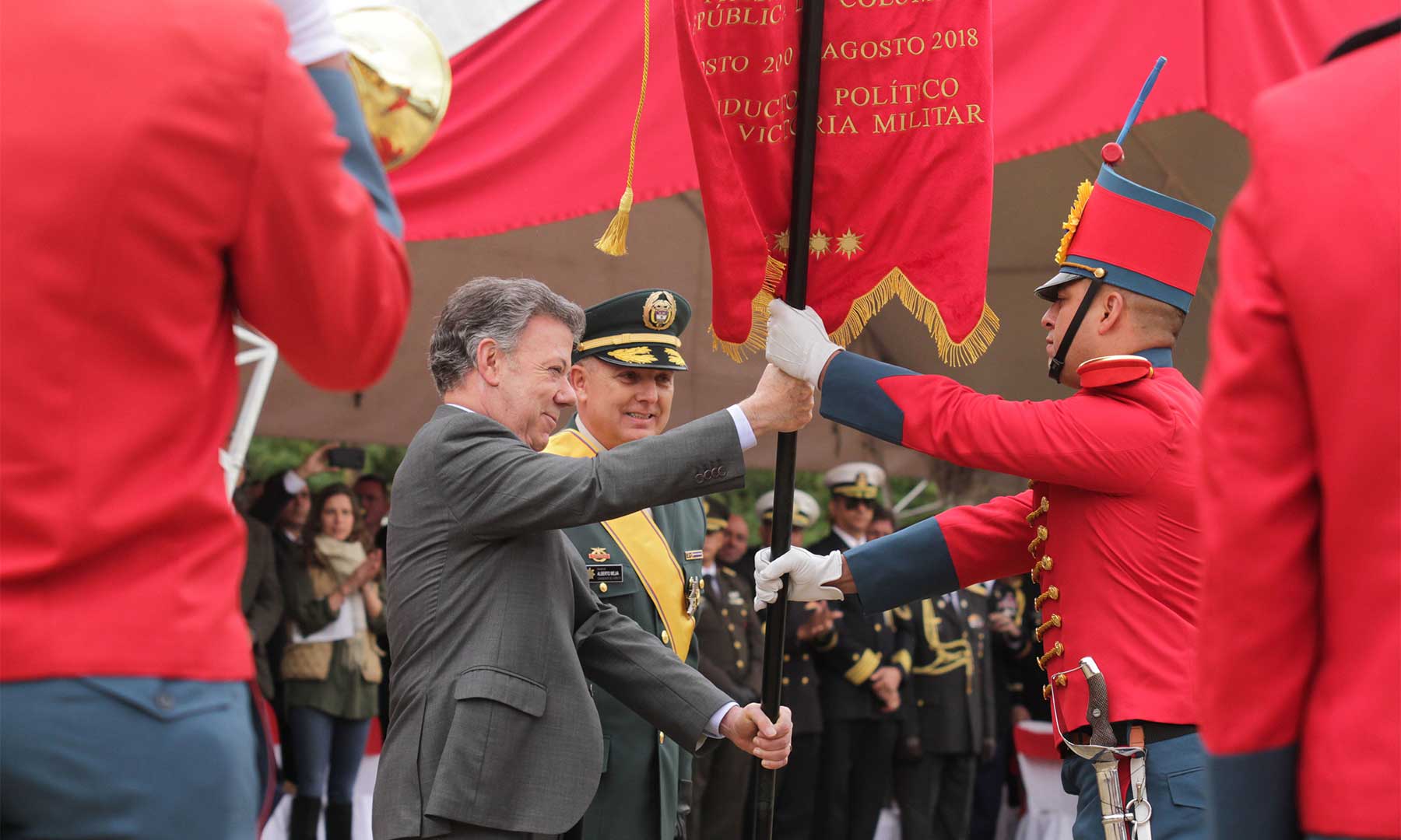 Santos pide superar la polarización política