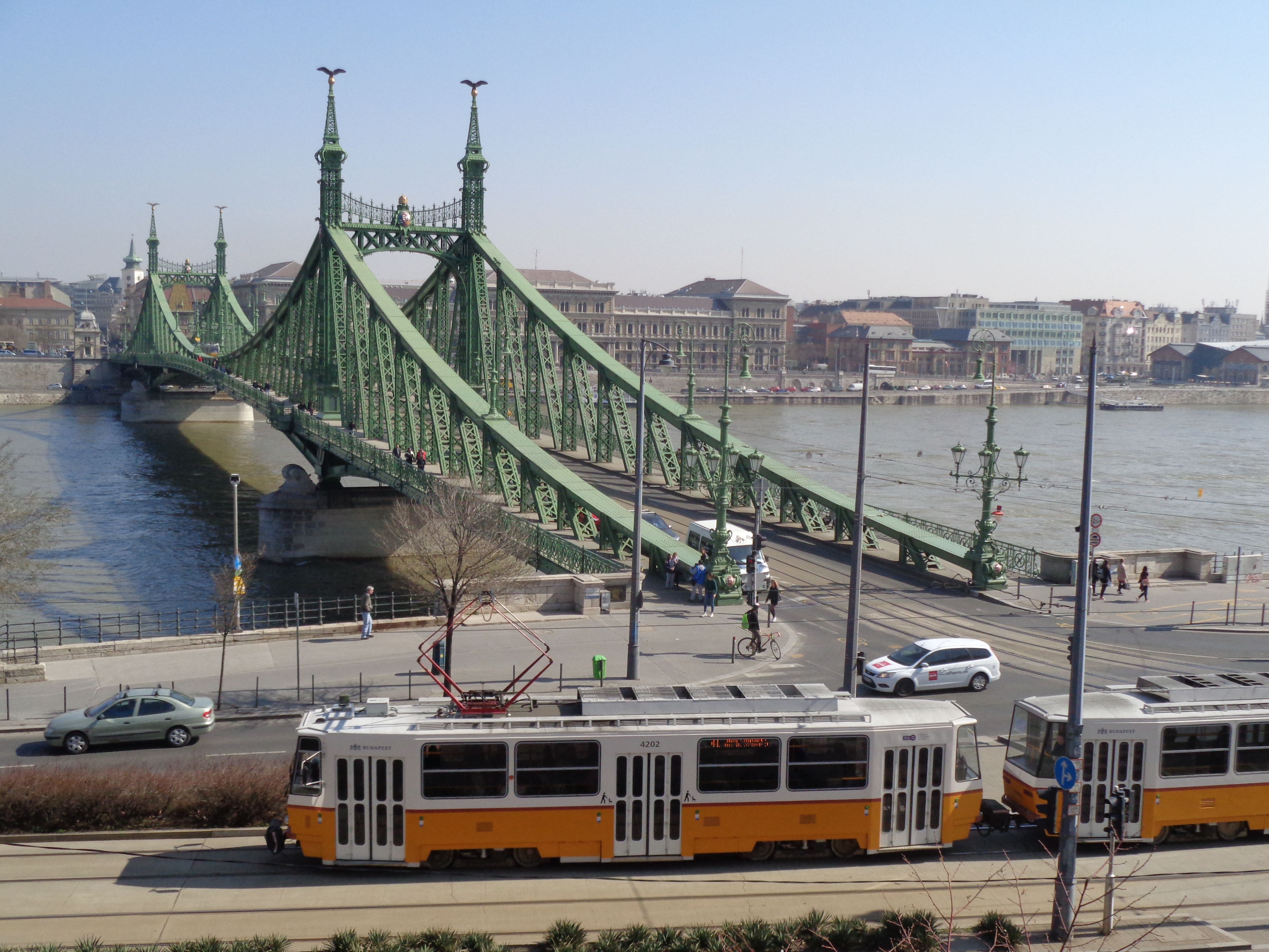 El puente de La libertad de estilo art nouveau es uno de los principales símbolos de Budapest. En 1945  los nazis dinamitaron todos los puentes de la ciudad en su huida del asedio soviético.
