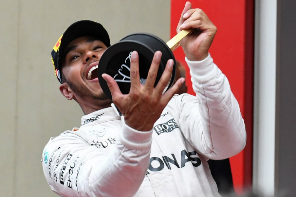 El británico Lewis Hamilton celebrando su triunfo en el Gran Premio de Mónaco. / AFP