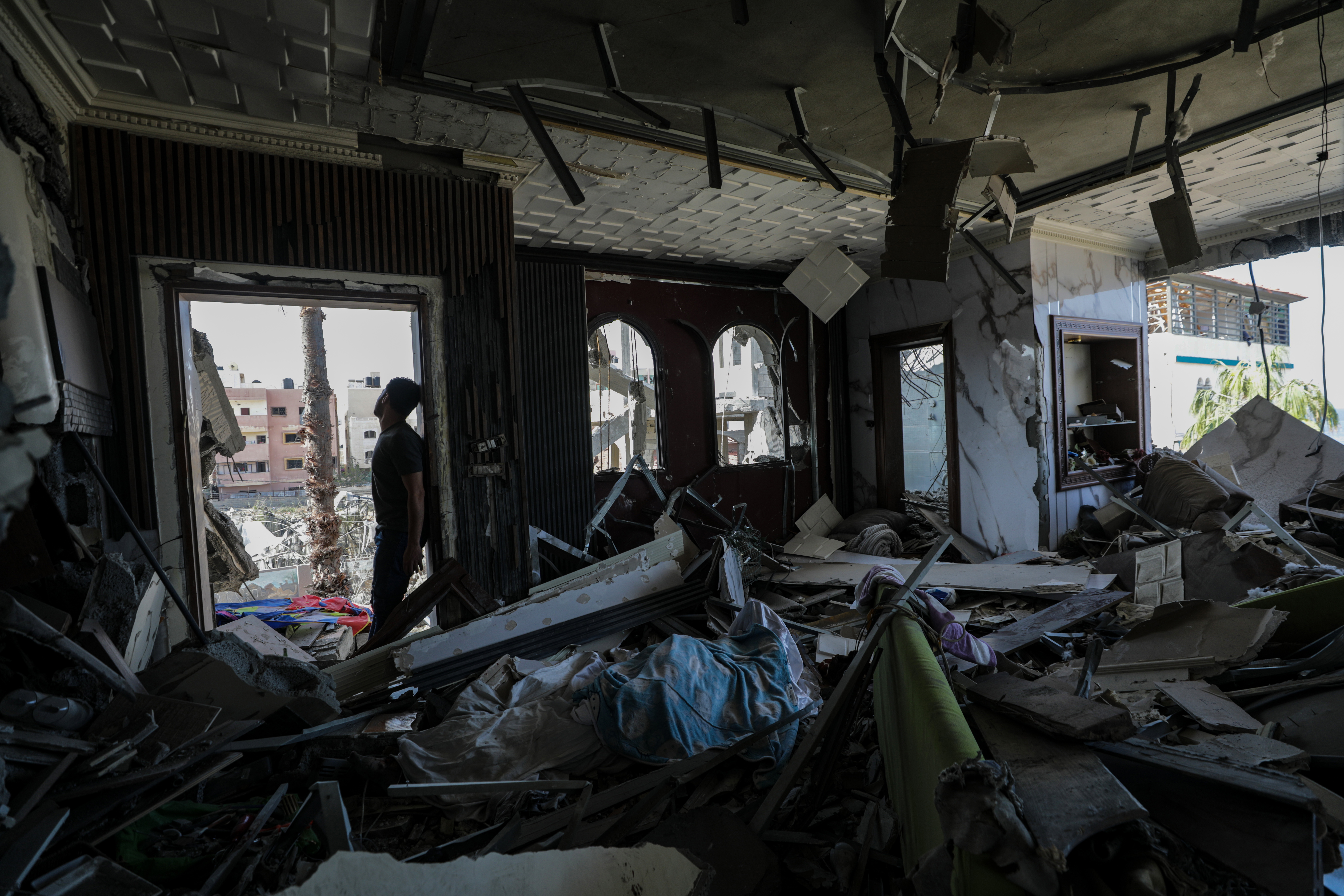 Gaza (---), 19/10/2023.- A man stands among the rubble of the Saqallah family house following an Israeli air strike in the south west of Gaza City, 19 October 2023. More than 30 family members were killed in an Israeli air strike. According to Palestinian health authorities and Israel Defence Forces (IDF), more than 3,500 Palestinians and 1,400 Israelis have been killed since 07 October, when Hamas militants launched an attack against Israel from the Gaza Strip, leading to Israel'Äôs response. Israel has warned all citizens of the northern Gaza Strip to move to the south ahead of an expected invasion. (Laos) EFE/EPA/MOHAMMED SABER