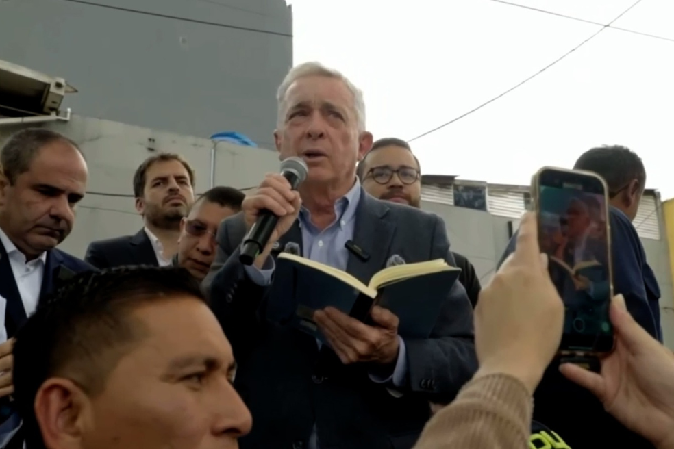Uribe Vélez visitó tumba de Uribe Turbay y habló desde parque donde le dispararon