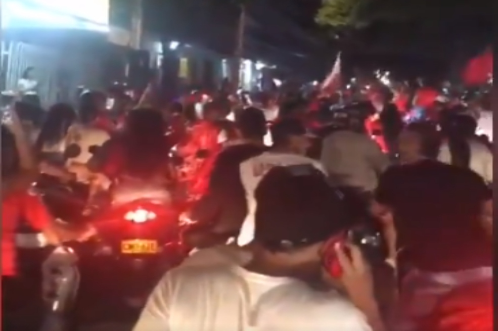 Sin distanciamiento social y usando pólvora, hinchas del América en Cali celebraron paso a la final