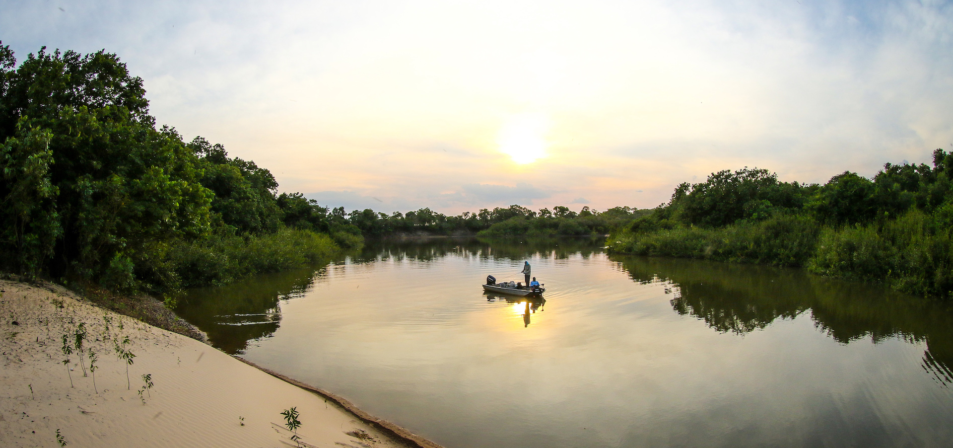 Pesca en laguna cerca al río Orinoco, Vichada.