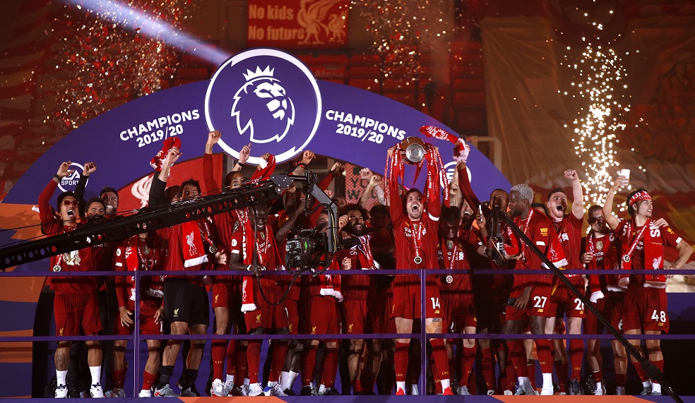 Liverpool levantó el trofeo de la Premier tras golear al Chelsea