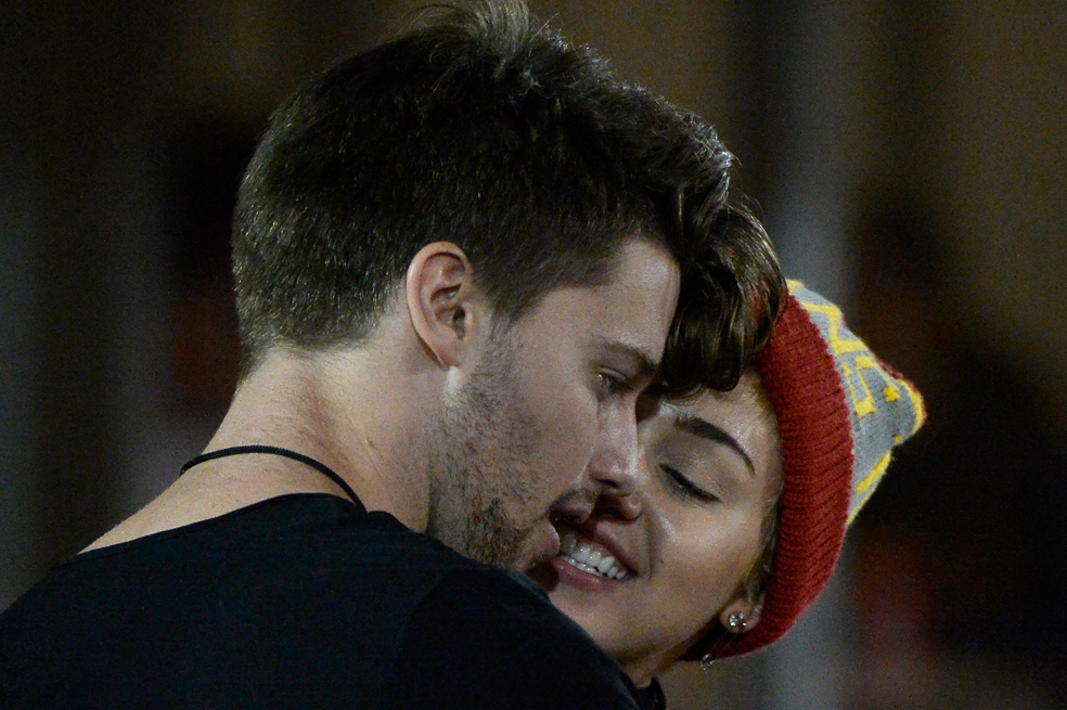 Miley Cyrus y el hijo de Arnold Schwarzenegger hacen pública su relación