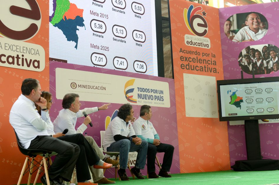 La educación es la mejor forma de salir de la pobreza extrema: Santos