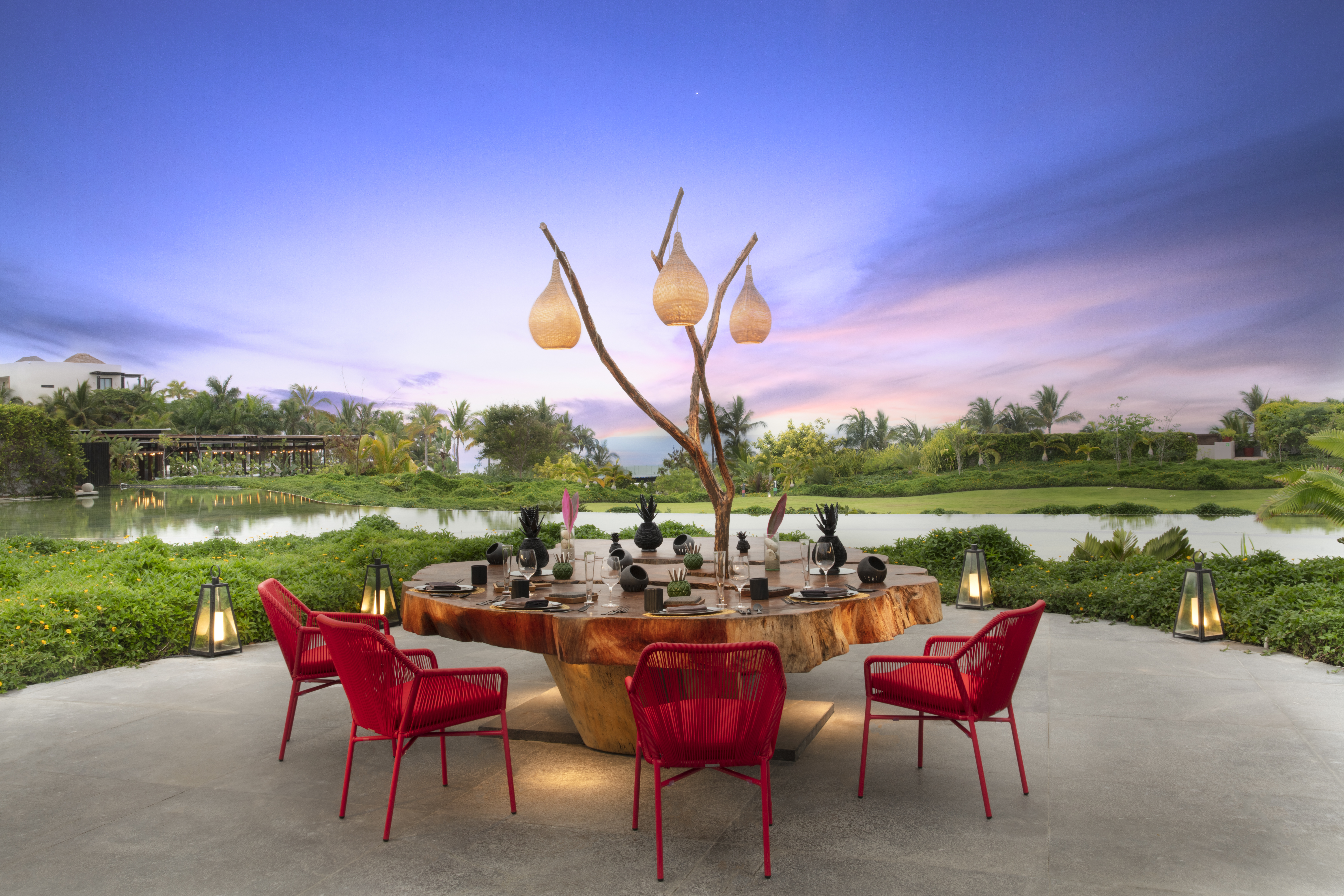 Mesa 1, un comedor privado al aire libre en Punta Mita, en una isla situada en el centro de un lago alimentado por manantiales. Allí puede disfrutar de una deliciosa comida de siete platos.
