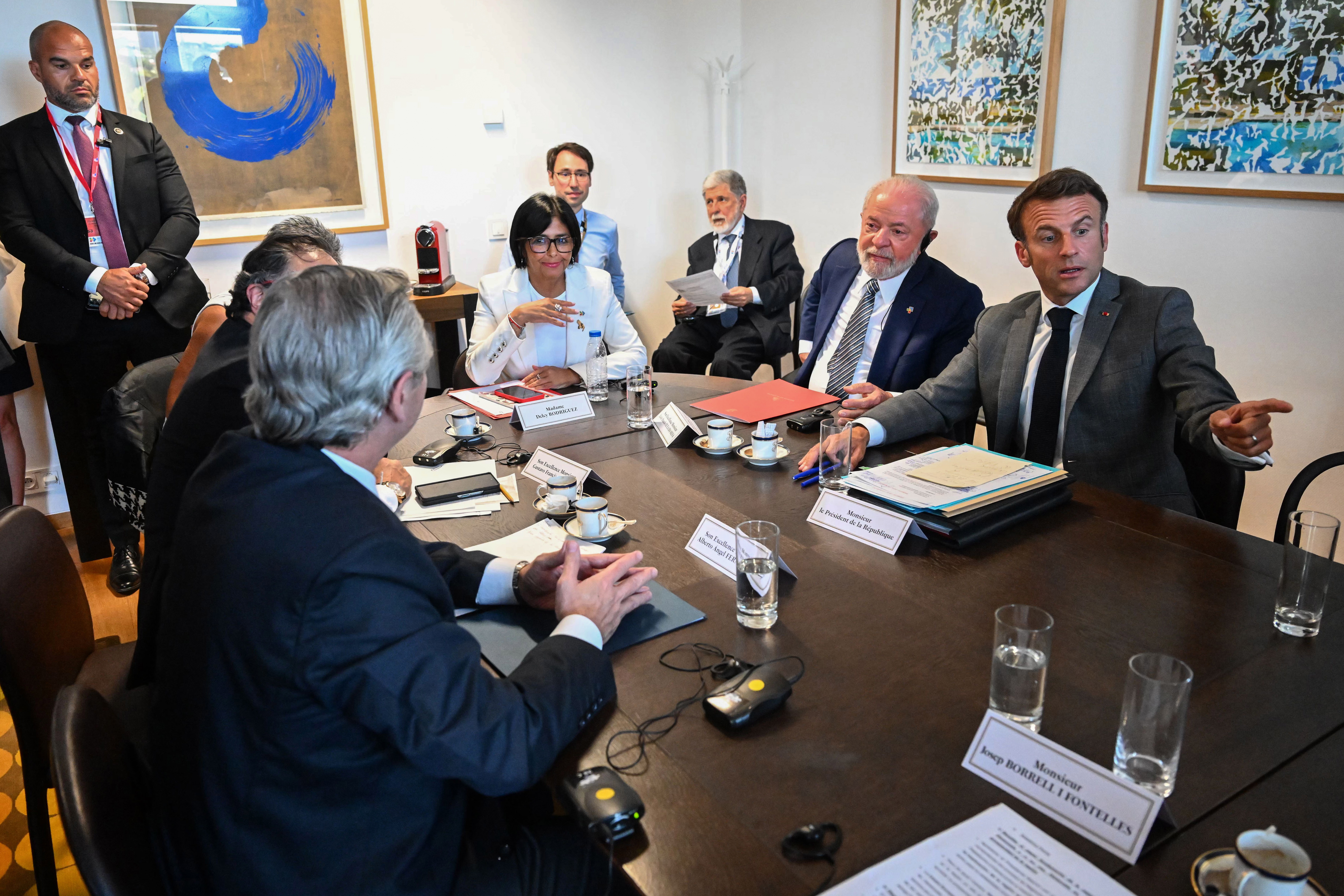 Venezuela: oficialismo y oposición reunidos con Petro y otros líderes en Bélgica