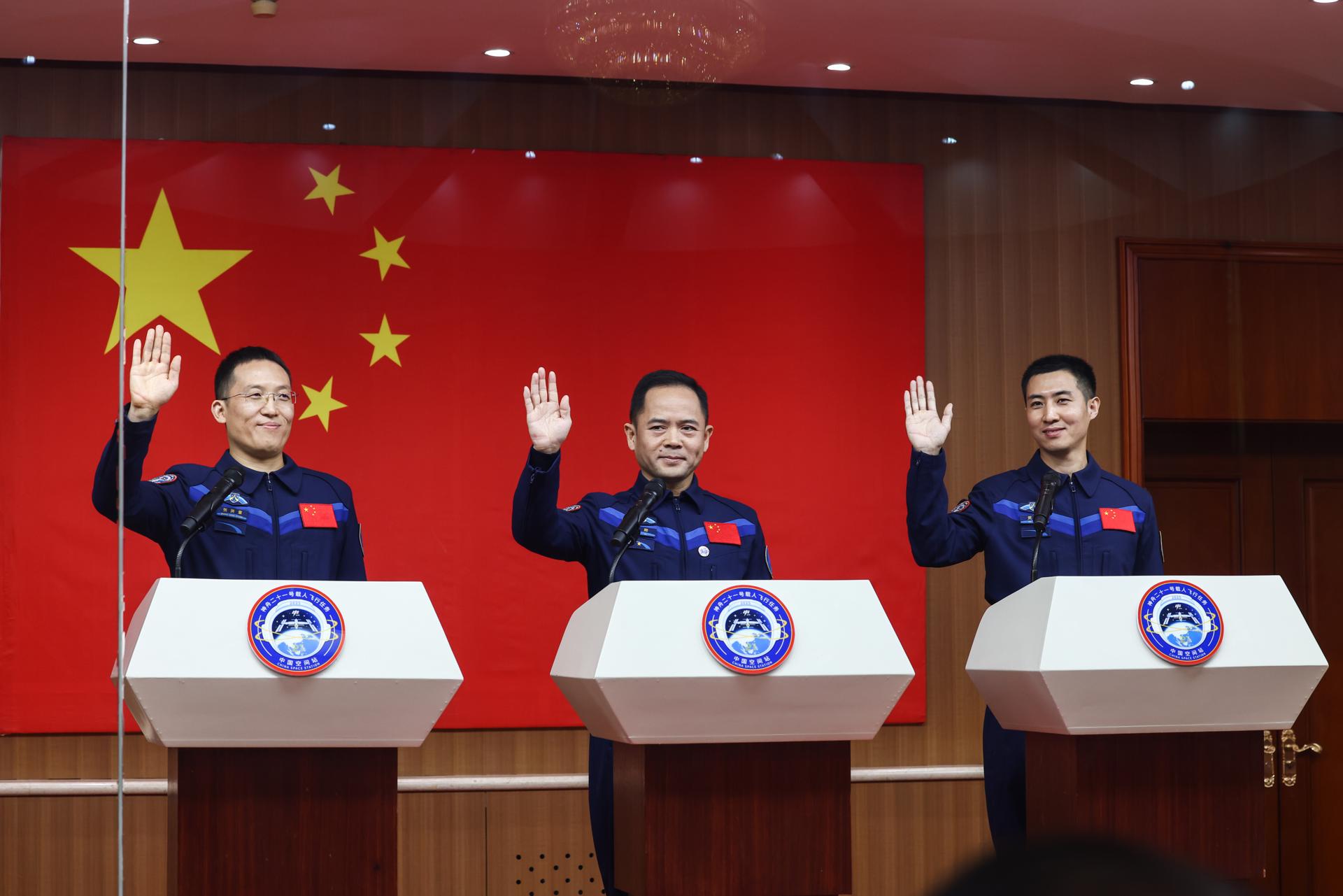 China lanza al espacio a su astronauta más joven
