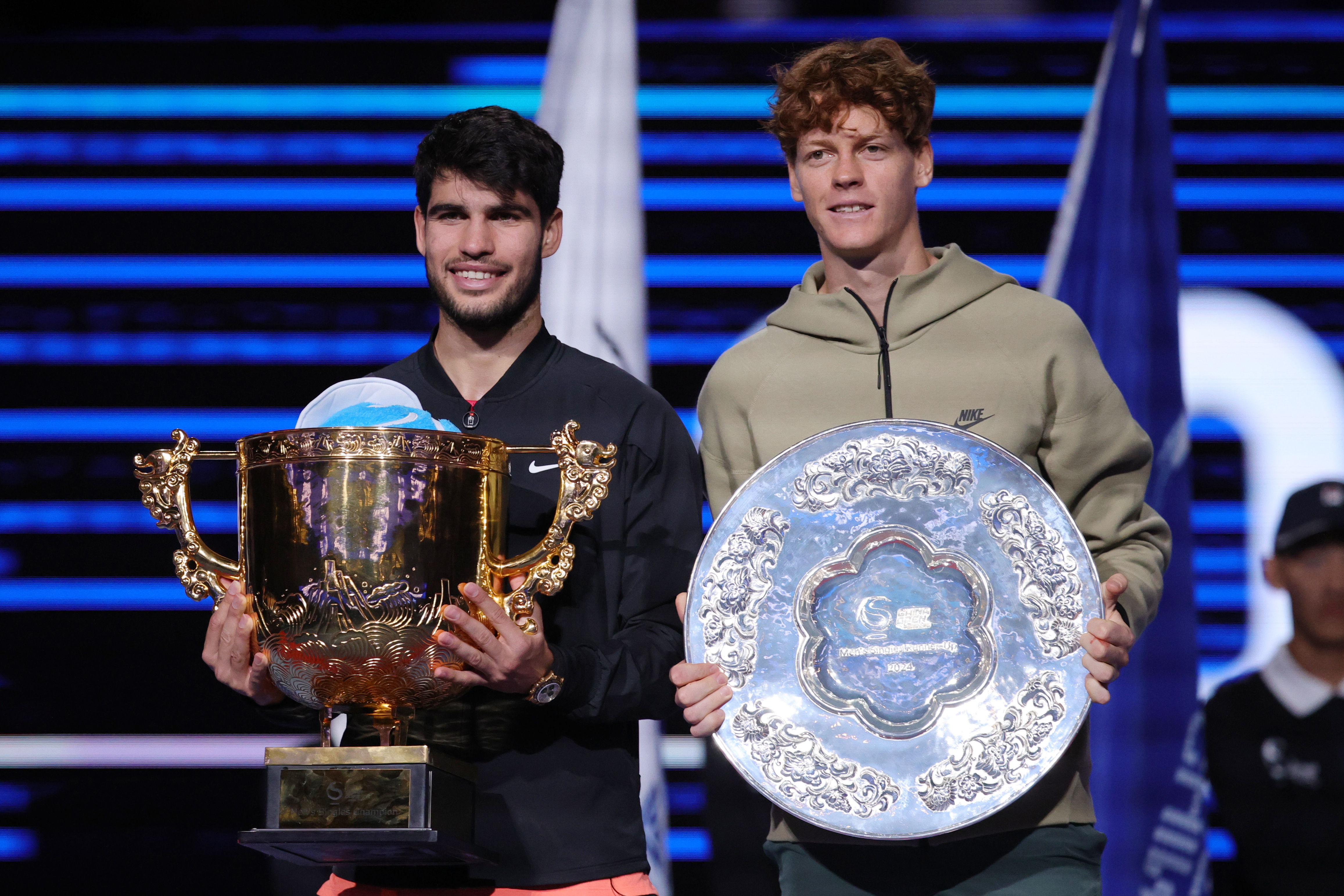 Beijing (China), 02/10/2024.- Carlos Alcaraz (L) of Spain poses with the winner's trophy next to runner-up Jannik Sinner of Italy after their Men's Singles Final match at the China Open tennis tournament in Beijing, China, 02 October 2024. Alcaraz won in three sets. (Tenis, Italia, España) EFE/EPA/ANDRES MARTINEZ CASARES