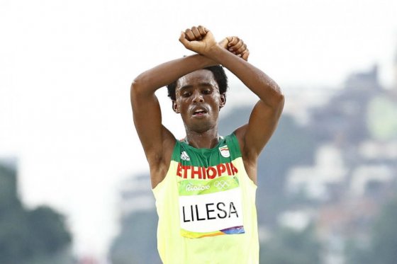 Feyisa Lilesa cruzó la meta en Río 2016 con los brazos cruzados sobre su cabeza, como si estuvieran atados. / Archivo