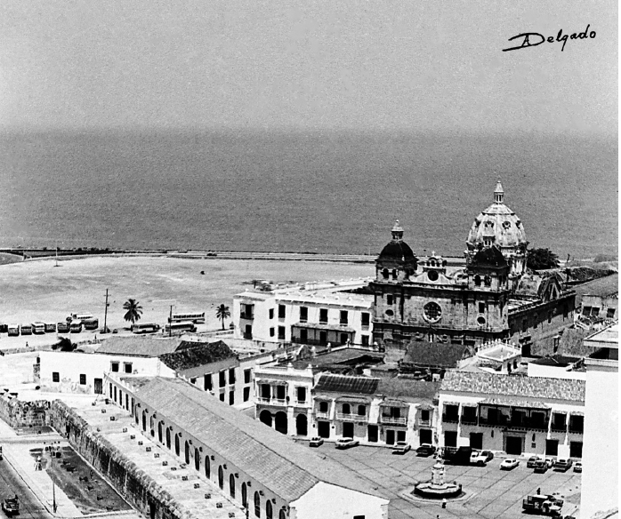 En el libro, "La Cartagena que ame" que tiene las fotografías del cartagenero Álvaro  Delgado, se observa la  Catedral de Santa Catalina de Alejandría   y al fondo la cúpula de San Pedro. La foto fue tomada entre las décadas de los 70 u 80.