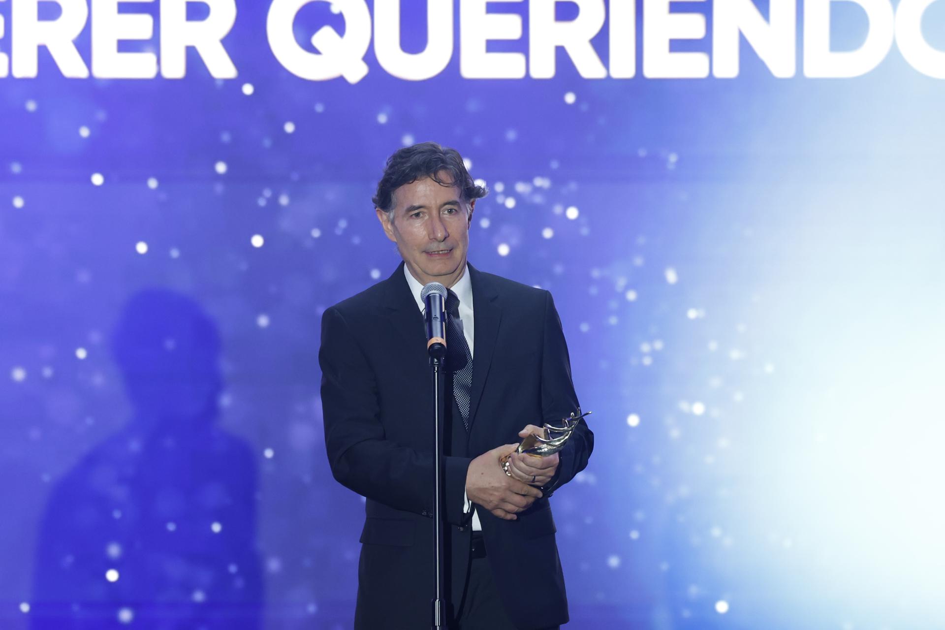 MEX1255. CIUDAD DE MÉXICO (MÉXICO), 26/08/2026.- El productor mexicano Roberto Gómez Fernández, recibe el premio a mejor serie por 'Sin querer queriendo' este miércoles, en la XXI edición de los Premios Luminus de la Cámara Nacional de la Industria Cinematográfica (CANACINE), que reconoce a las producciones y al talento más destacado del cine mexicano, en los Estudios Churubusco en Ciudad de México (México).  EFE/ Sáshenka Gutiérrez
