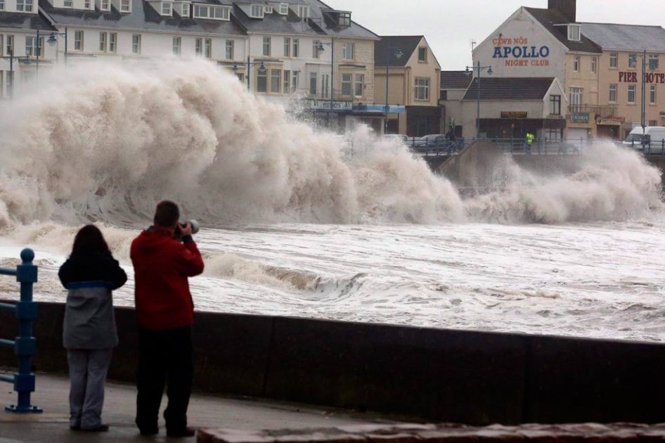 Grandes olas rompen en la costa de Porthcawl al sur de Gales en Reino Unido. Miles de hogares en el suroeste de Inglaterra y en Gales están sin electricidad por las fuertes lluvias que afectan a estas zonas del Reino Unido.