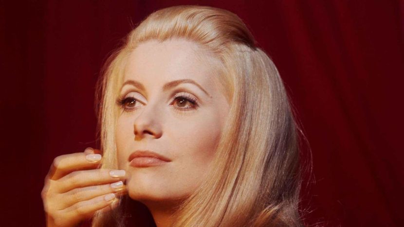 Deneuve logra más de 900.000 euros en la primera subasta de su armario Saint Laurent