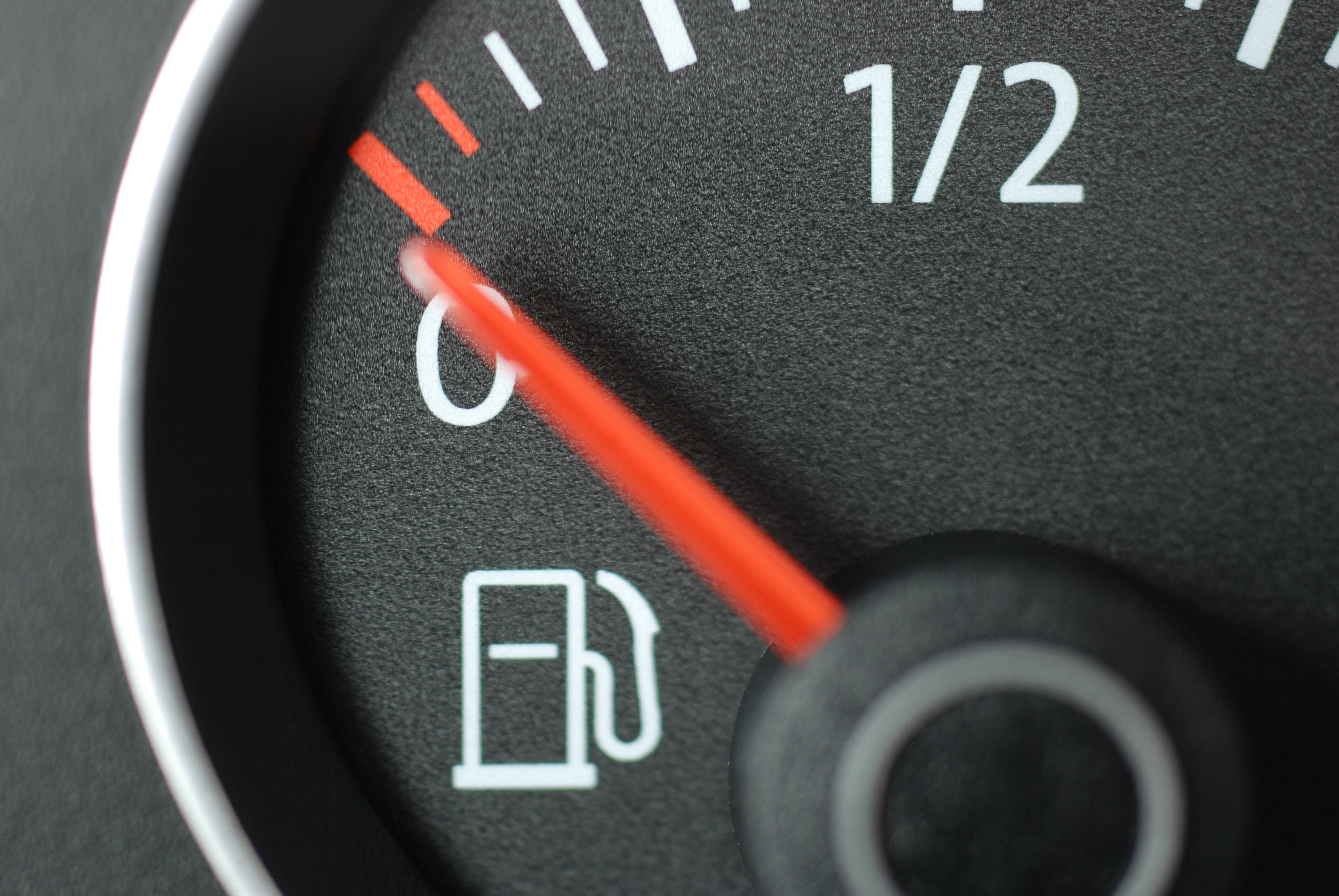 ¿Qué pasa cuando un carro se queda sin gasolina? Consecuencias y qué hacer
