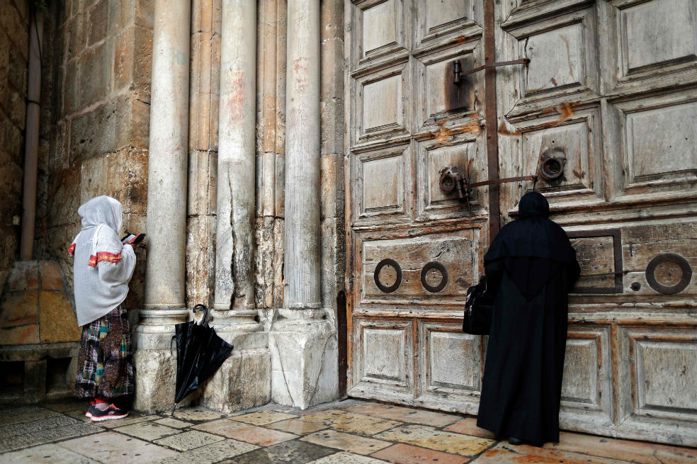 En las puertas del Santo Sepulcro