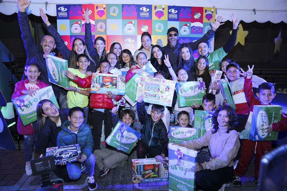 Talento Caracol TV disfrutó de la ciclovía nocturna y entregó regalos a niños