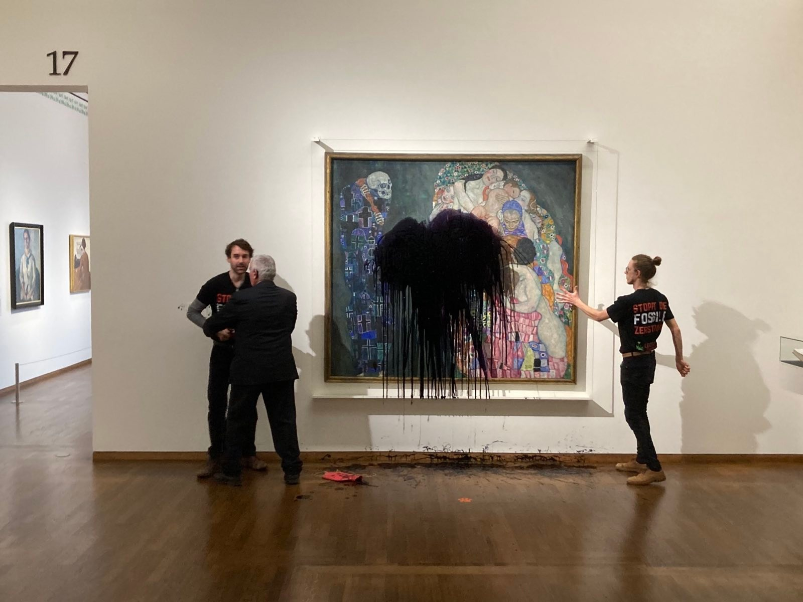 GRAF1229. VIENA, 15/11/2022.- Dos activistas han arrojado petróleo sobre el cuadro "Muerte y vida" de Gustav Klimt (1862-1918) en el museo Leopold de Viena para denunciar la inacción contra la crisis climática. EFE/ Letzte Generation Österreich/SOLO USO EDITORIAL/SOLO DISPONIBLE PARA ILUSTRAR LA NOTICIA QUE ACOMPAÑA (CRÉDITO OBLIGATORIO)