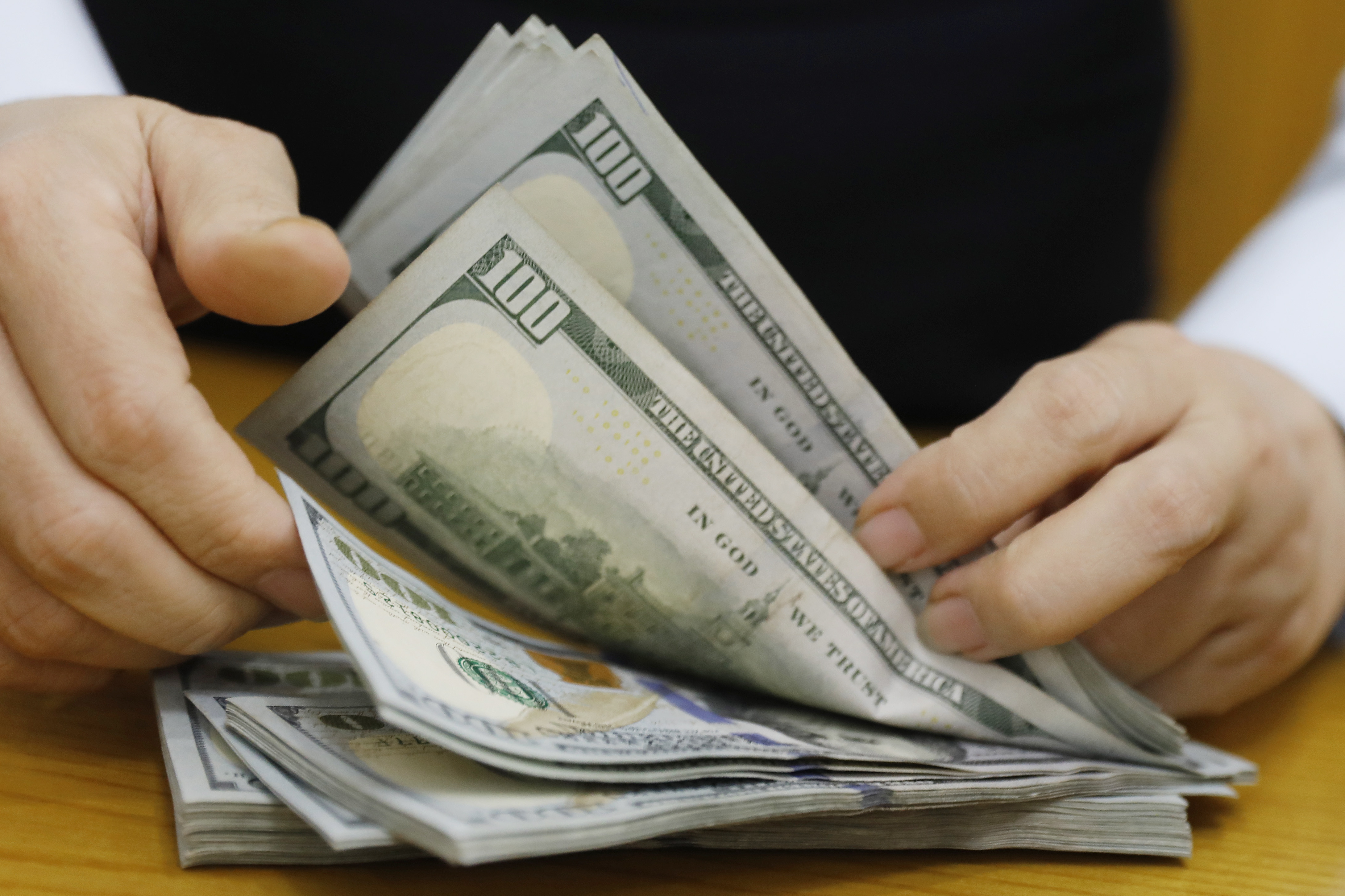 El precio del dólar da otro paso hacia los $5.000