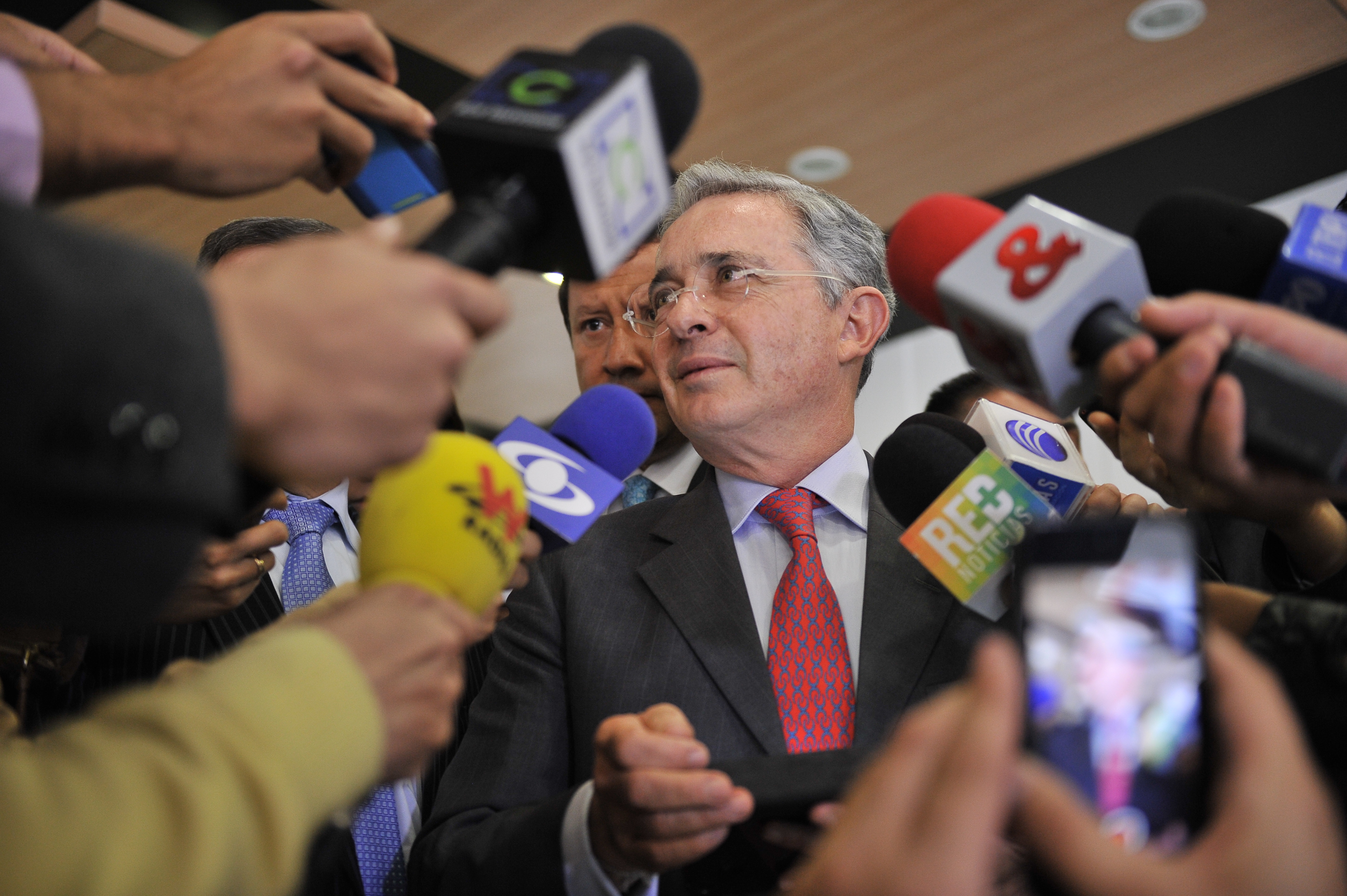 Uribe da a conocer el borrador de su consulta por la salud, trabajo y pensiones