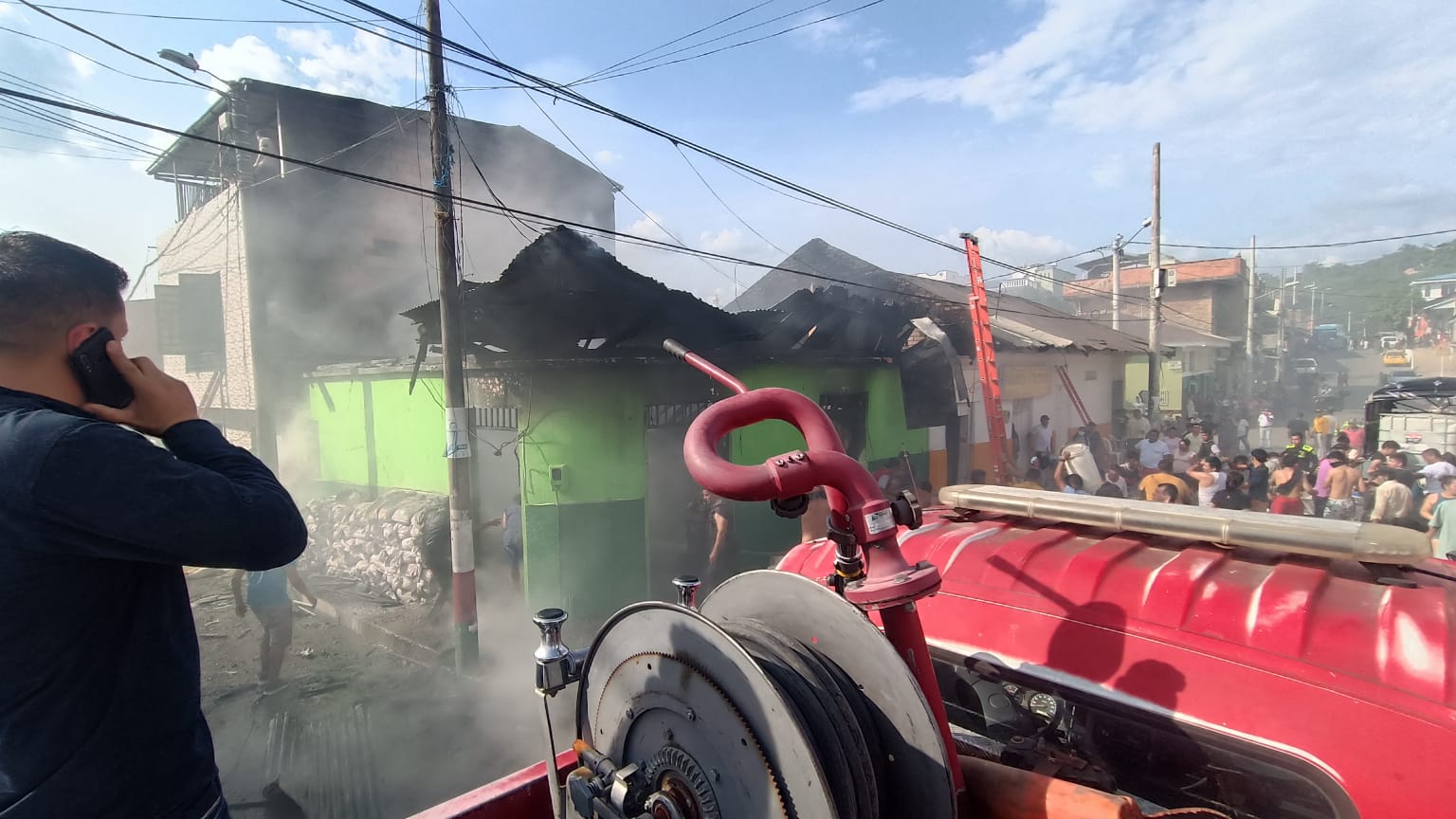 Incendio en una ferretería de Viotá deja 5 personas heridas