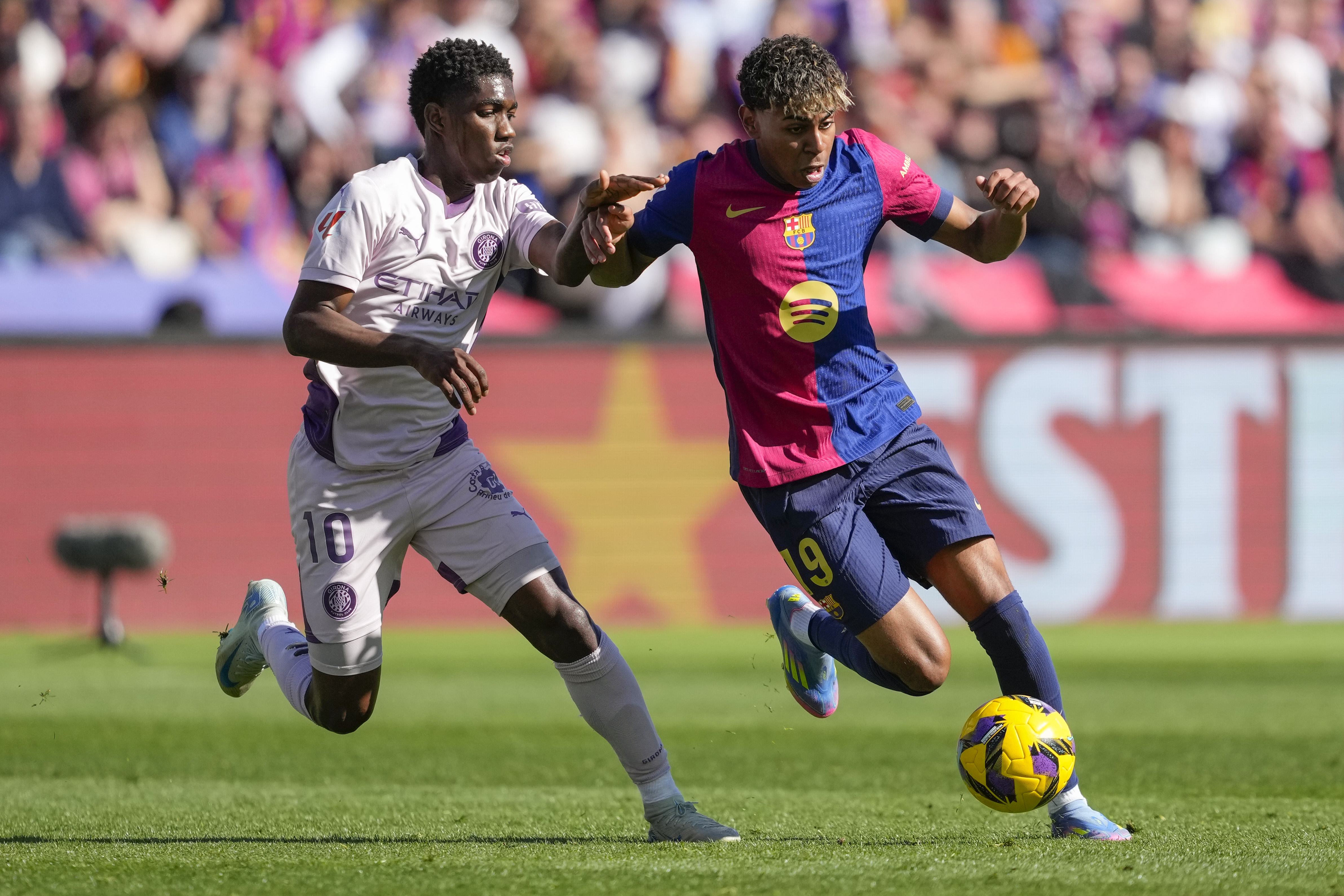 Barcelona, que goleó al Girona de Asprilla y Solís, sigue líder en España