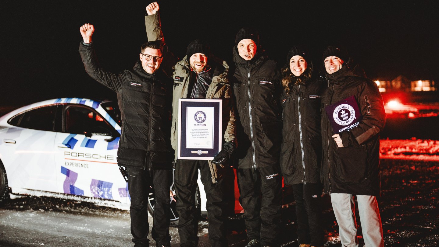 Porsche Taycan rompe récord Guinness: 17 kilómetros de derrape sobre hielo