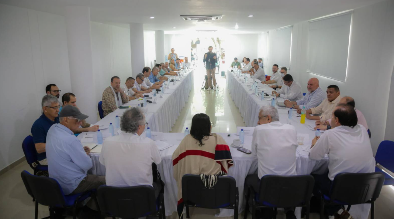 “Quiero terminar el proceso de paz que empezó Uribe”: Petro sobre reunión de exparas en Valledupar