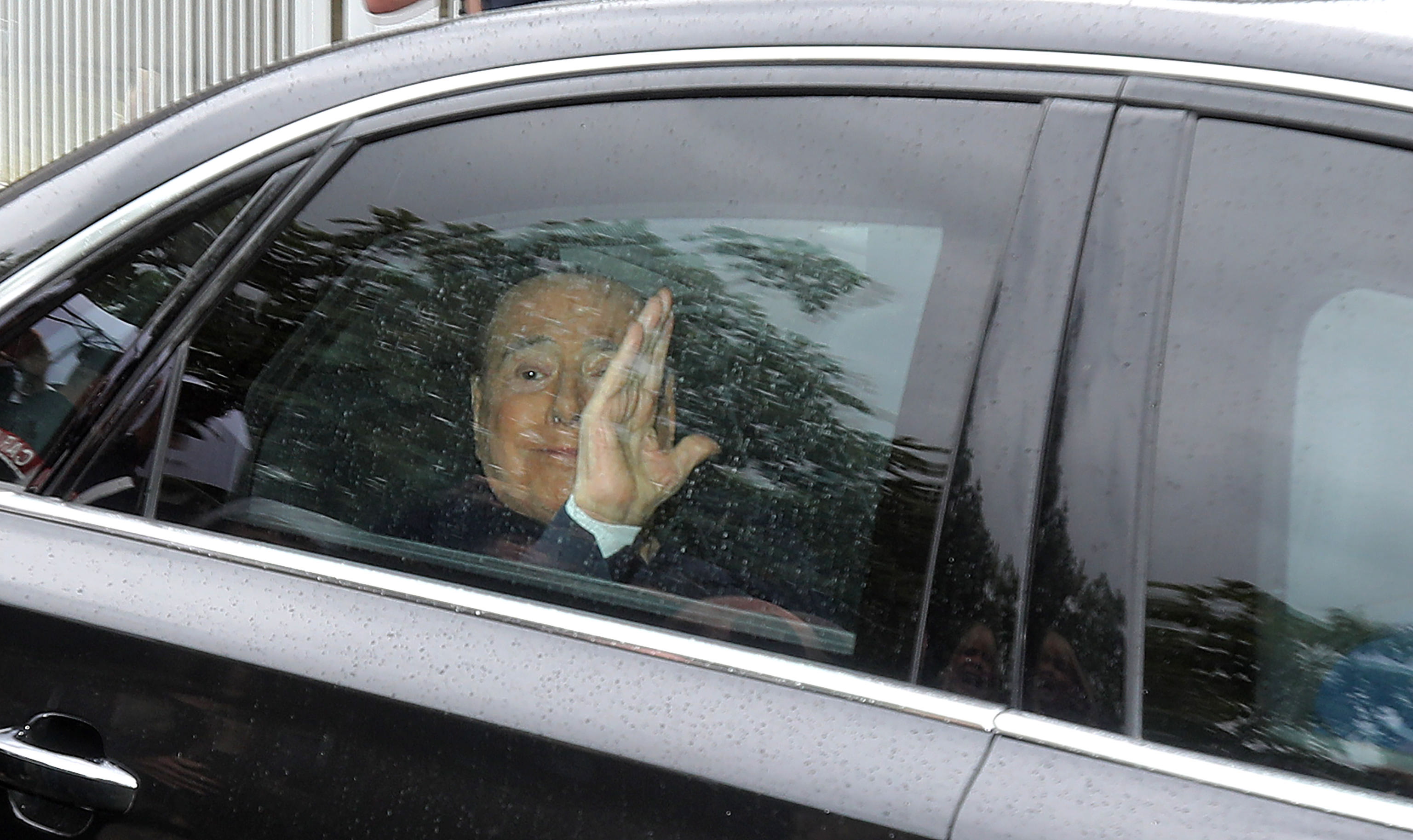 Berlusconi, dado de alta tras 44 días ingresado por complicaciones de la leucemia