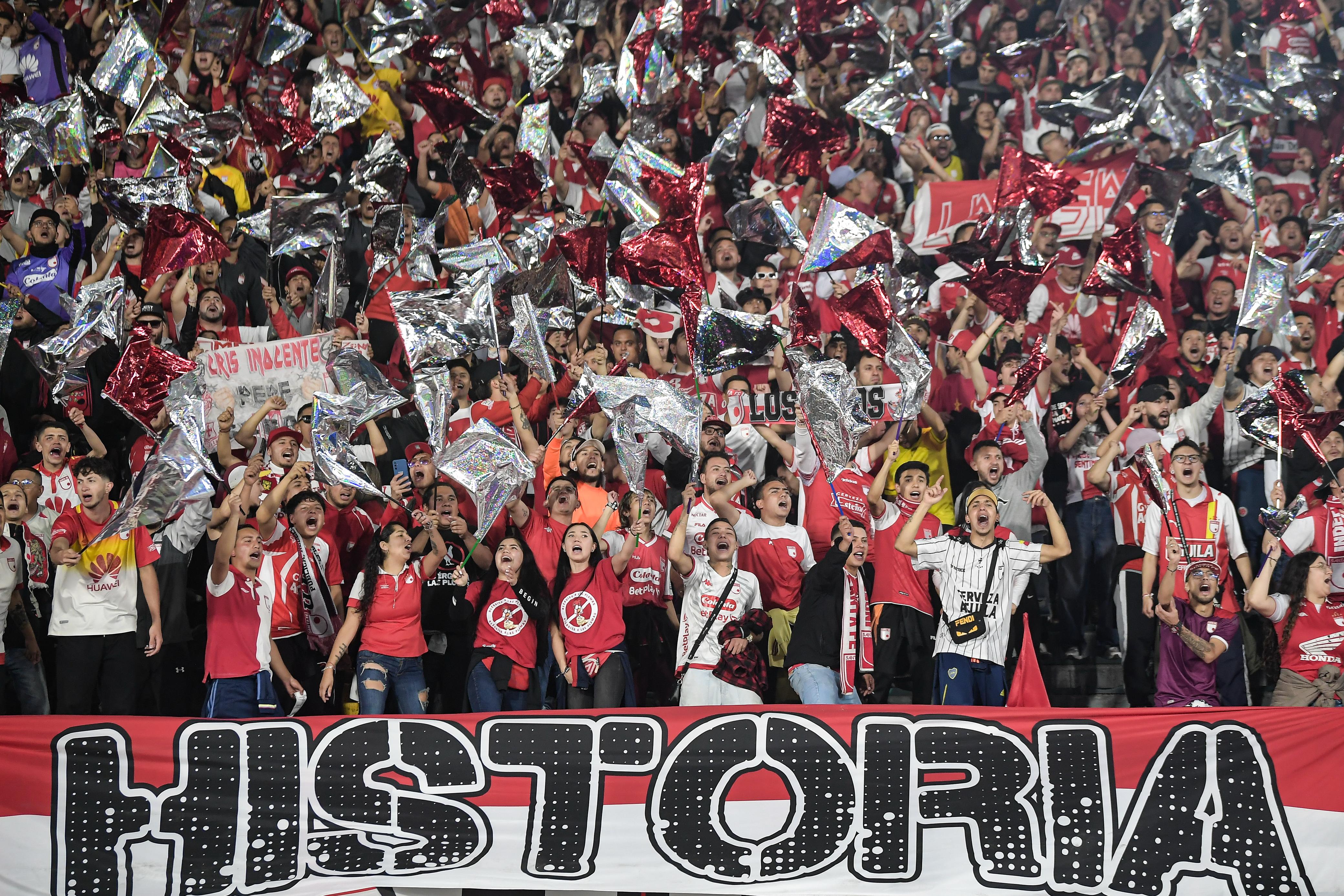 Sin embargo, Santa Fe golpeó dos veces en menos de cinco minutos sobre el minuto 20. Al minuto 25, tras una gran acción por la banda derecha, Yilmar Velásquez aprovechó un rebote de Arboleda y marcó el primero, estrenándose como goleador con Santa Fe. Poco después, Jhojan Torres amplió la ventaja con un certero cabezazo tras un tiro de esquina ejecutado por Santiago Mosquera. Millonarios estaba aturdido y sin reacción.