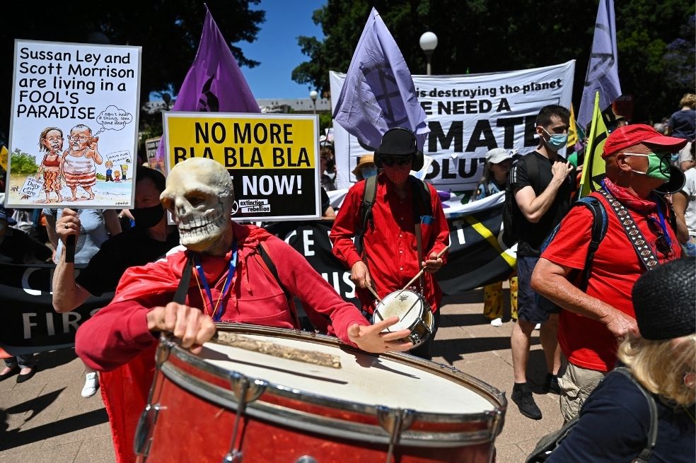 Los manifestantes advierten que el aumento de la temperatura global está provocando incendios y sequías cada vez más intensos, que destruyen hábitats y provocan desplazamientos de poblaciones en todo el mundo.