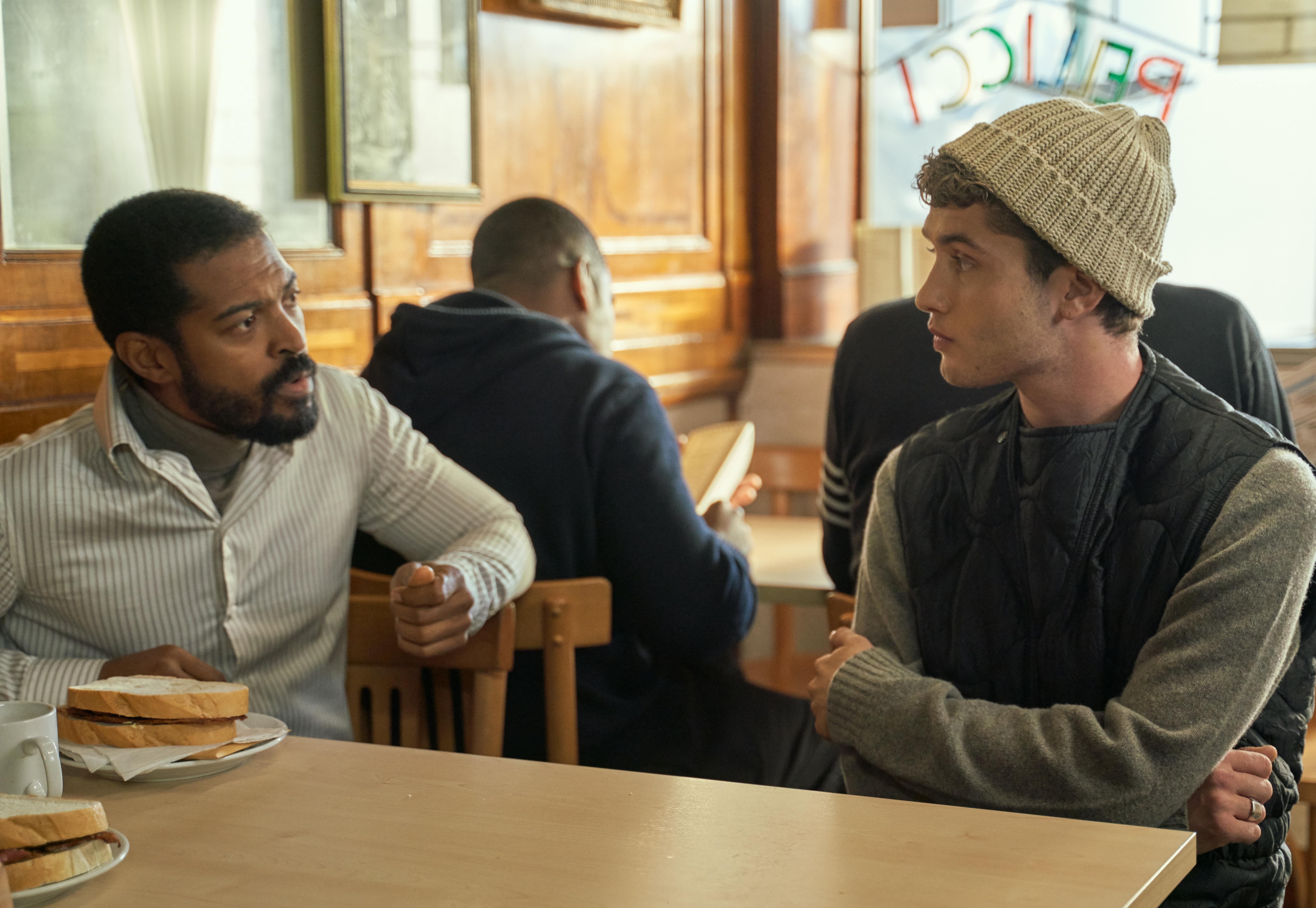 El elenco de “Twist” está encabezado por talentosos artistas británicos, incluyendo al ganador de dos premios Oscar, Sir Michael Caine en el rol de Fagin, Lena Headey como Sikes, Rita Ora como Dodge, Franz Drameh como Batesey, Sophie Simnett como Red y la presentación de Raff Law en el papel principal de Twist.