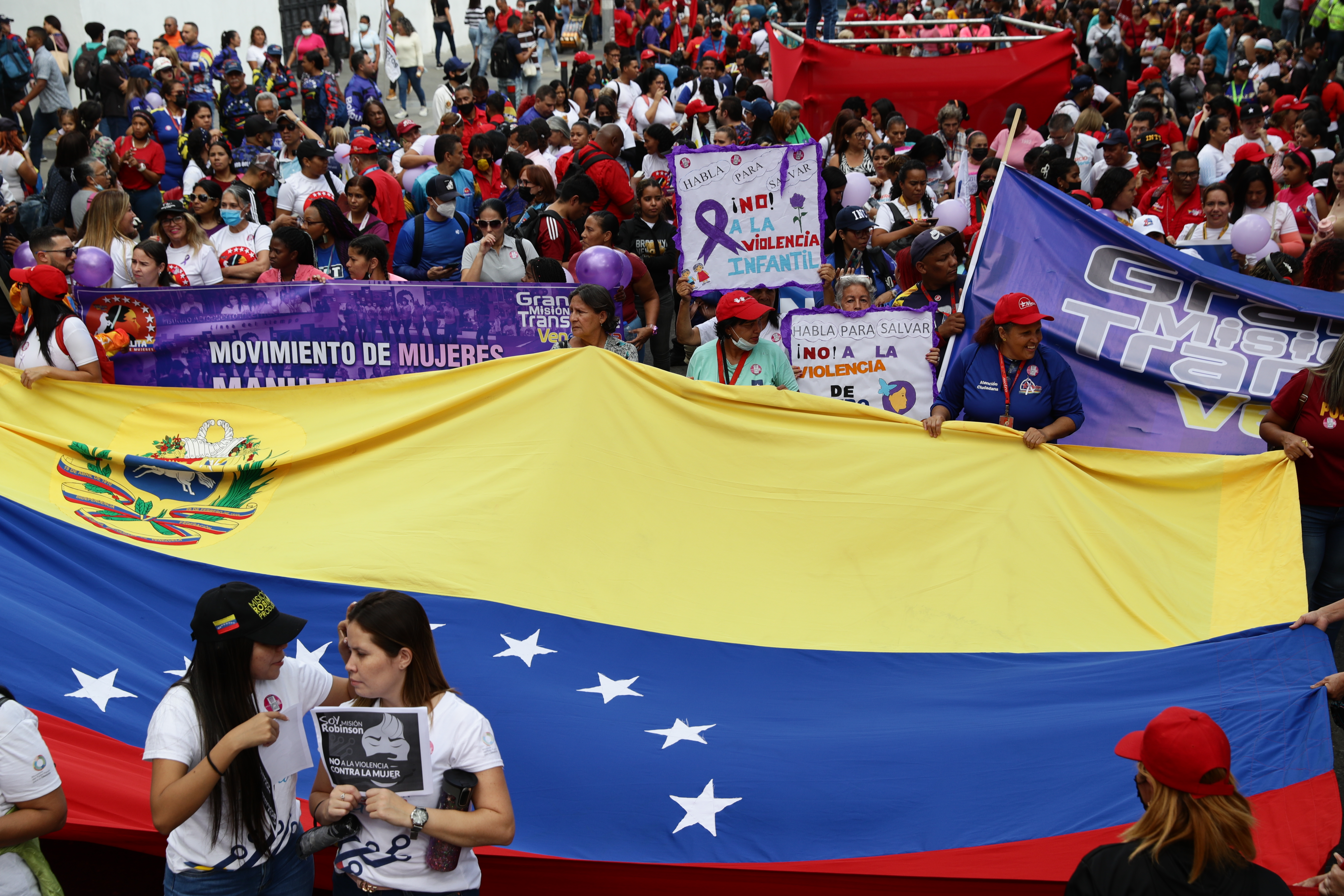 AME5920. CARACAS (VENEZUELA), 25/11/2022.- Mujeres chavistas participan de una marcha para alzar su voz en contra de la violencia a la mujer en el marco de la celebración del "25N", Día Internacional de la Eliminación de la Violencia contra las Mujeres, hoy en Caracas (Venezuela). EFE/ Rayner Peña