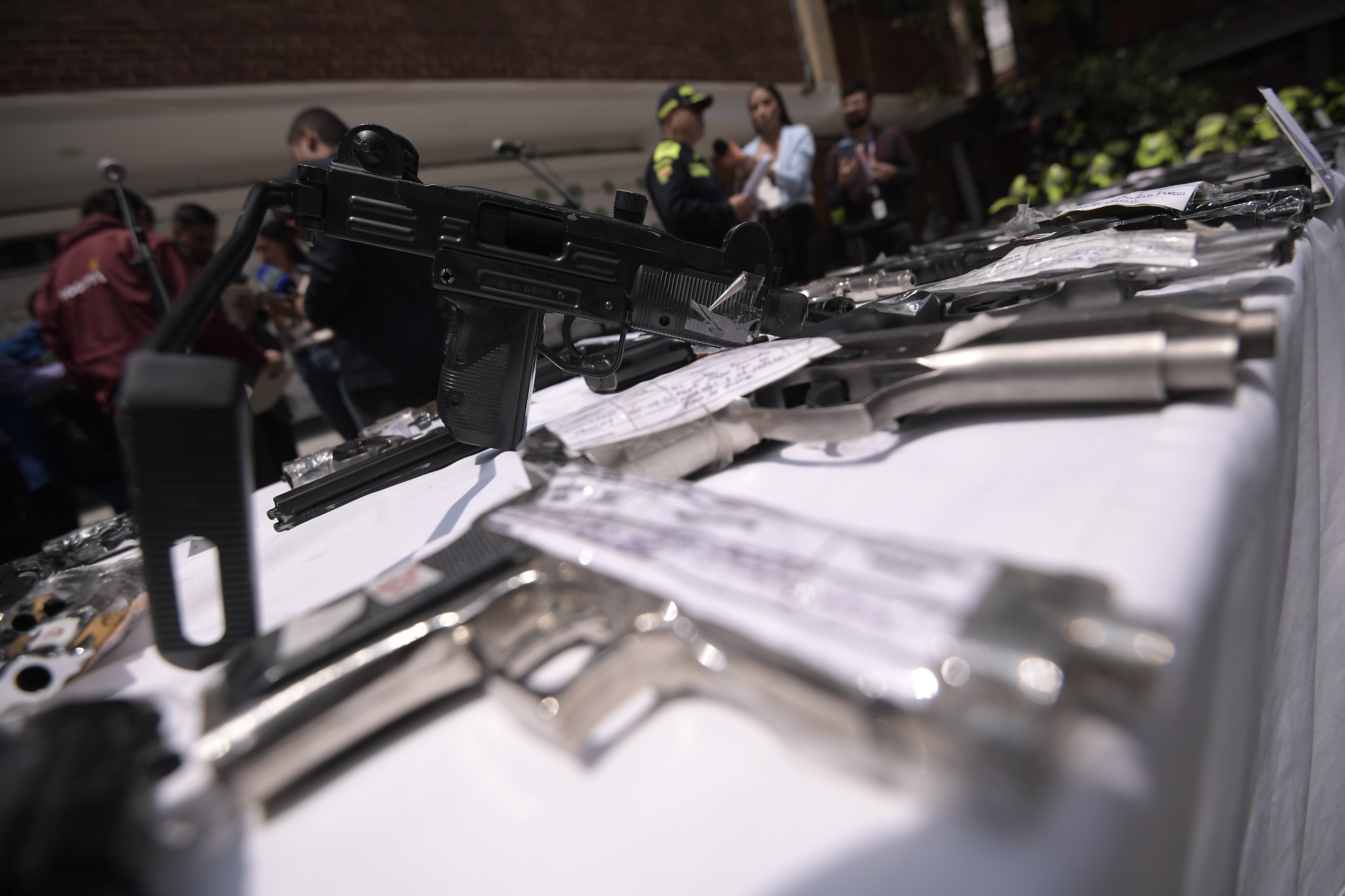 La Policía Metropolitana de Bogotá presentó la incautación de armas que se han llevado a cabo desde enero hasta el 25 de octubre del 2022. En total fueron 261.868 armas blancas, 1.534 armas de fuego tipo neumáticas, traumáticas y de fogueo, las cuales llevaron a la captura 6.020 personas por el delito de hurto.  En lo corrido del año, en Bogotá se han capturado 2.676 personas por el delito de lesiones personales, quienes en su mayoría han sido por tener en su poder este tipo de armas. Asimismo, la Policía ha capturado 437 personas por el delito de homicidio, quienes también llevaban algunos de estos elementos.