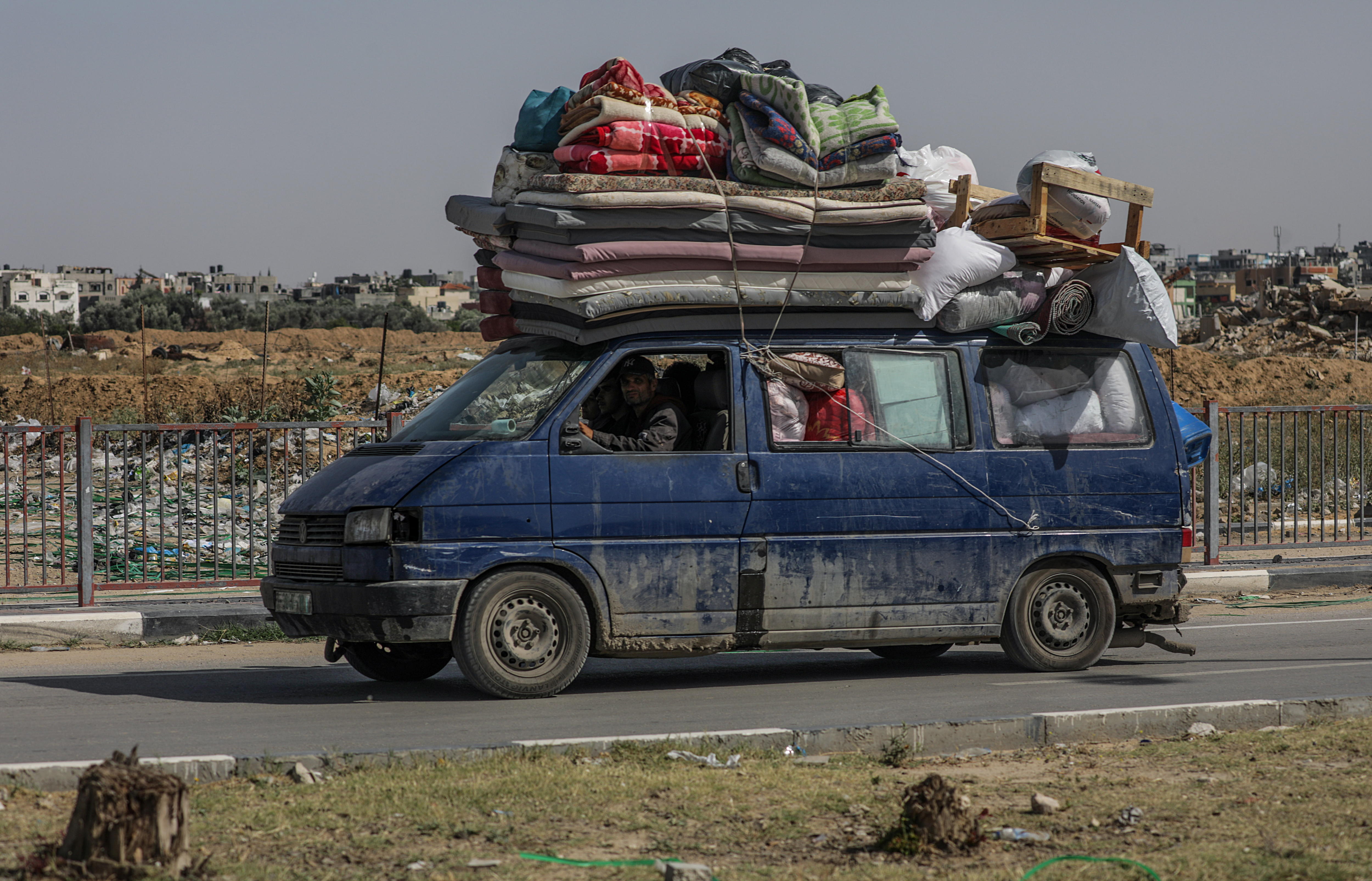 Rafah (---), 09/05/2024.- Internally displaced Palestinians leave with their belongings following an evacuation order issued by the Israeli army, in Rafah, southern Gaza Strip, southern Gaza Strip, 09 May 2024. The Israel Defence Forces (IDF) on 06 May called on residents of eastern Rafah to 'temporarily' evacuate to an expanded humanitarian area. On 07 May the IDF stated it had taken operational control of the Gazan side of the Rafah crossing based on intelligence information. More than 34,900 Palestinians and over 1,455 Israelis have been killed, according to the Palestinian Health Ministry and the Israel Defense Forces (IDF), since Hamas militants launched an attack against Israel from the Gaza Strip on 07 October 2023, and the Israeli operations in Gaza and the West Bank which followed it. EFE/EPA/MOHAMMED SABER