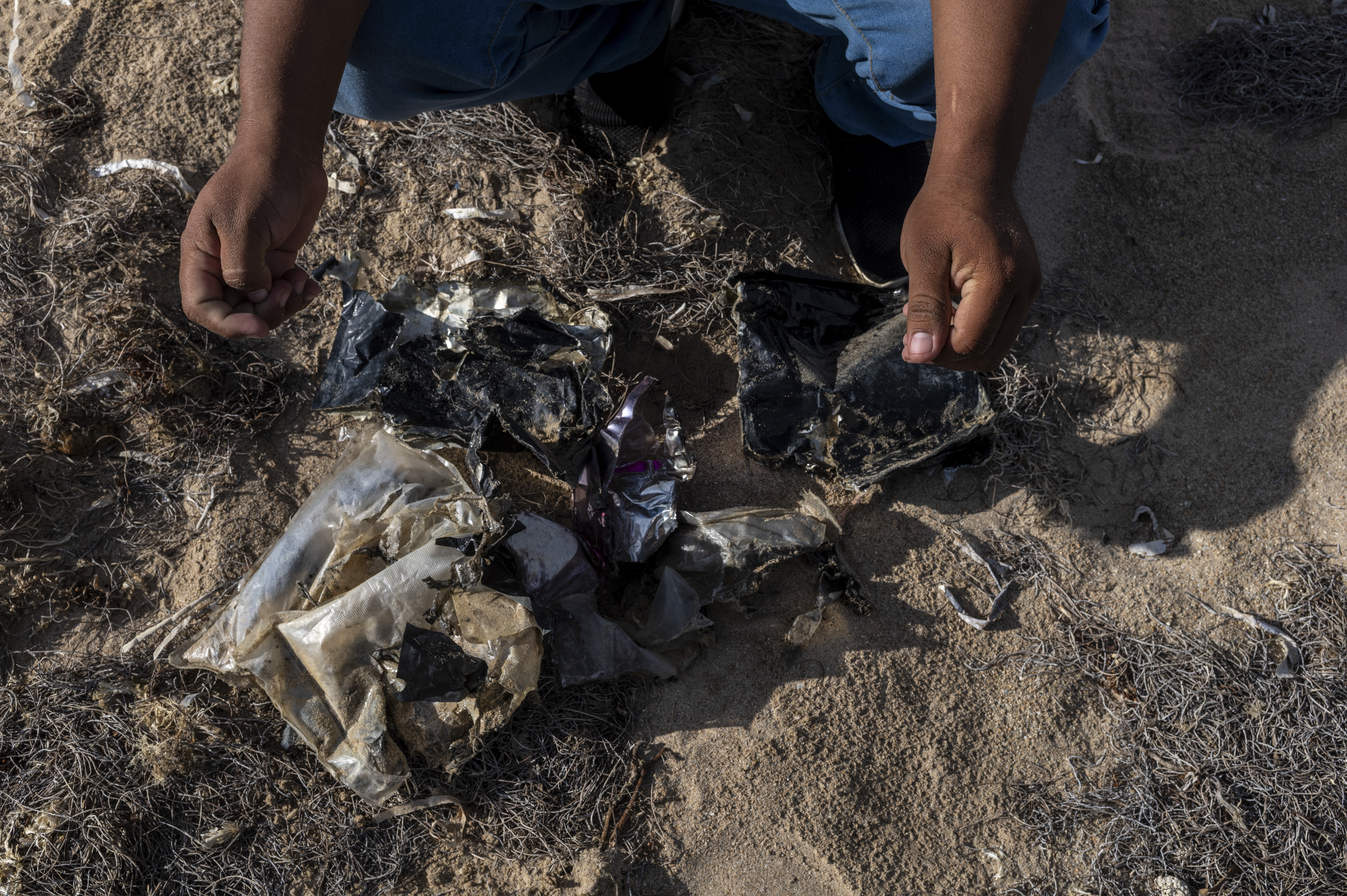 Hallazgo de lo que parecen ser restos de un chaleco salvavidas quemado y paquetes con rastros de marihuana en la playa cerca de Puerto López, Colombia, el 21 de diciembre de 2025.