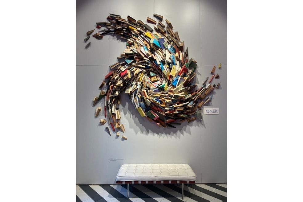 Escultura de la artista Alicia Martín, llamada Singularidad (2020). Actualmente se encuentra ubicada en la librería Ona Llibres, en Barcelona.